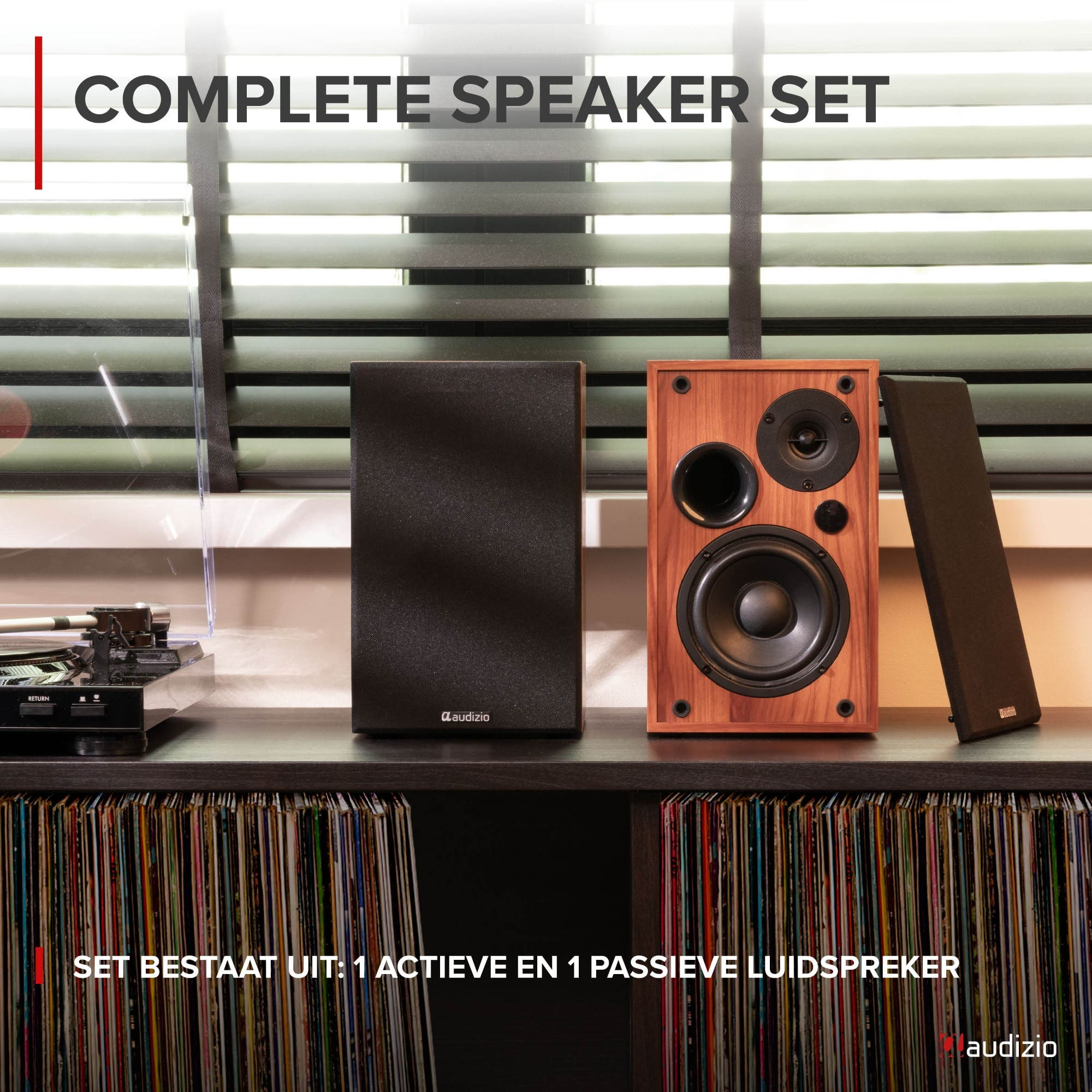 Un juego de altavoces de madera, tocadiscos y discos de vinilo en un estante con texto.