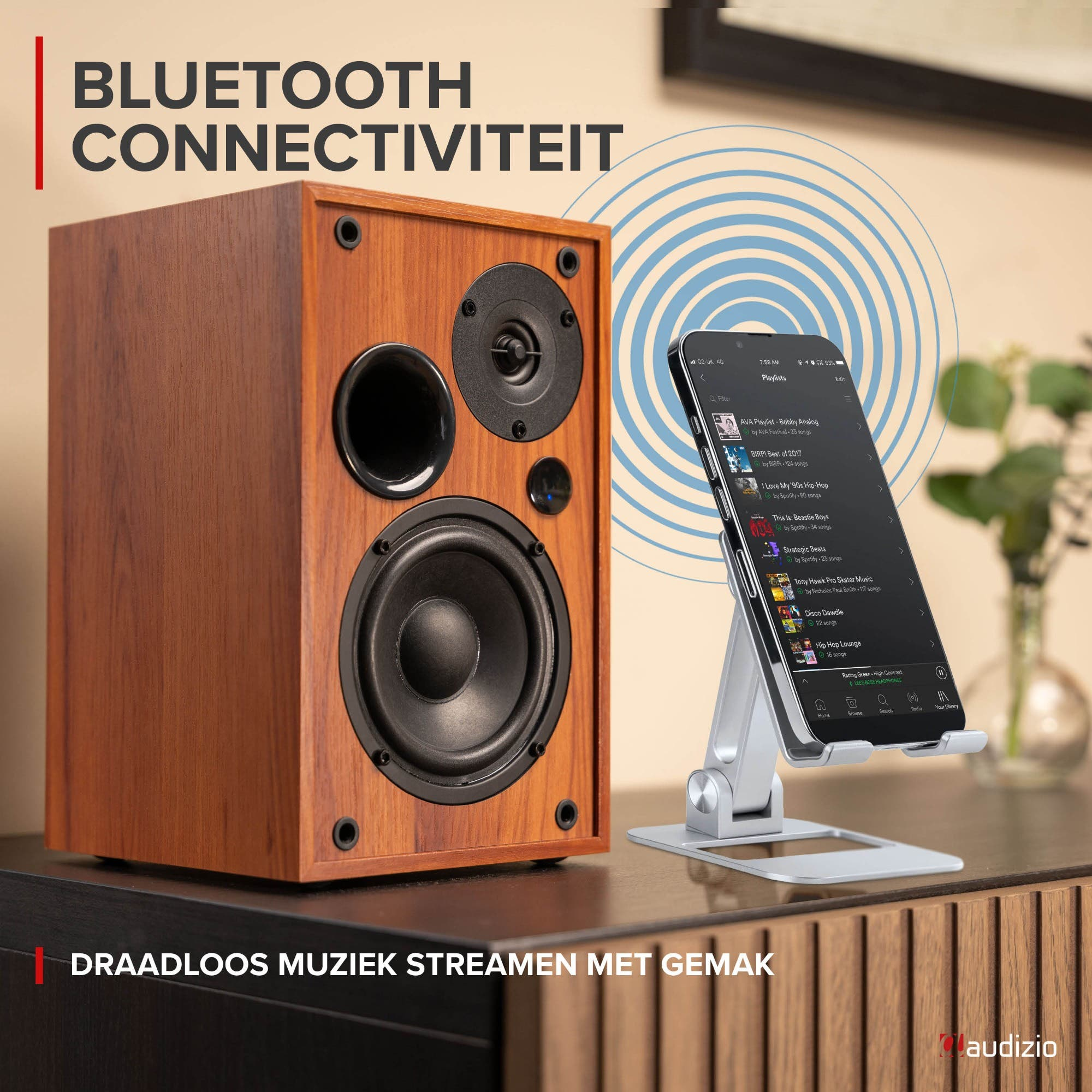 Altavoz de madera y un smartphone en soporte con ondas inalámbricas.