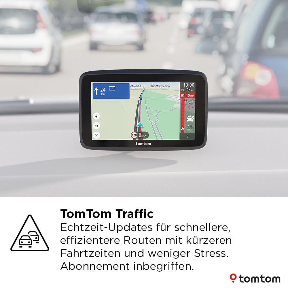 Un navigatore TomTom sul cruscotto, con auto nel traffico visibili attraverso il parabrezza.