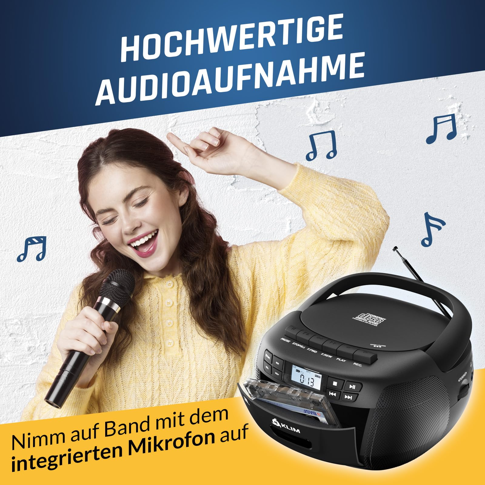 Eine Frau singt in ein Mikrofon neben einem Kassettenrekorder mit Musiknoten im Hintergrund.