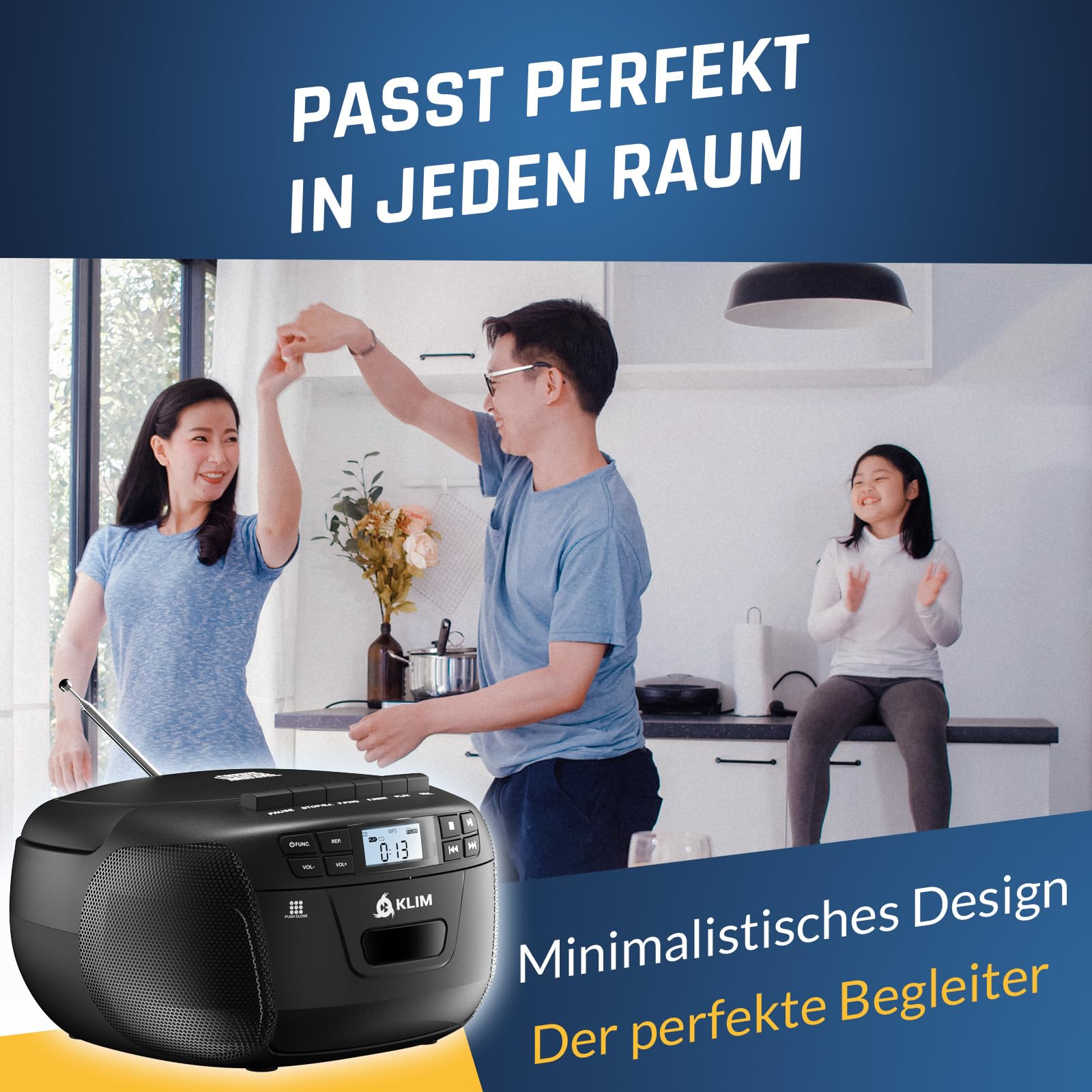 Ein Paar tanzt in einer Küche, während eine Tochter zusieht. Vorn links steht ein schwarzes Klim-Radio.