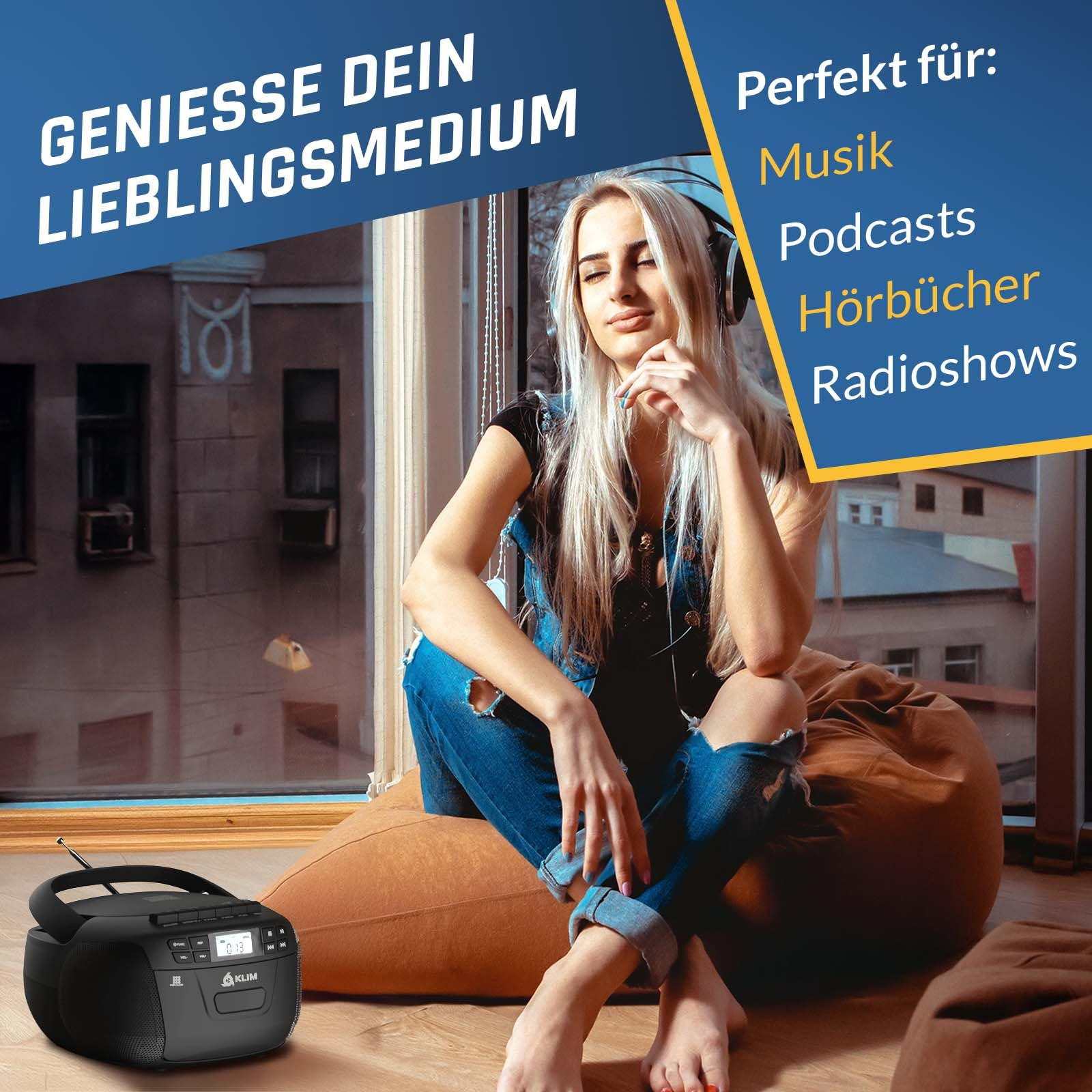 Blonde Frau mit Kopfhörern sitzt auf einem Sitzsack vor einem Fenster; ein schwarzes Radio steht am Boden.