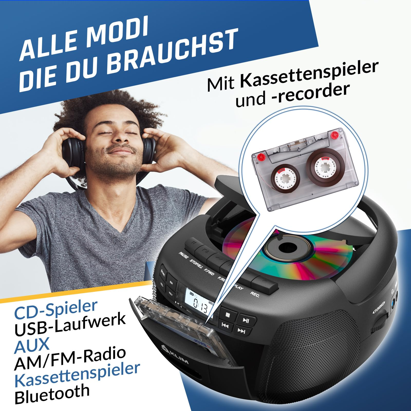 Ein Mann mit Kopfhörern lächelt neben einem schwarzen Ghettoblaster mit CD und Kassette.