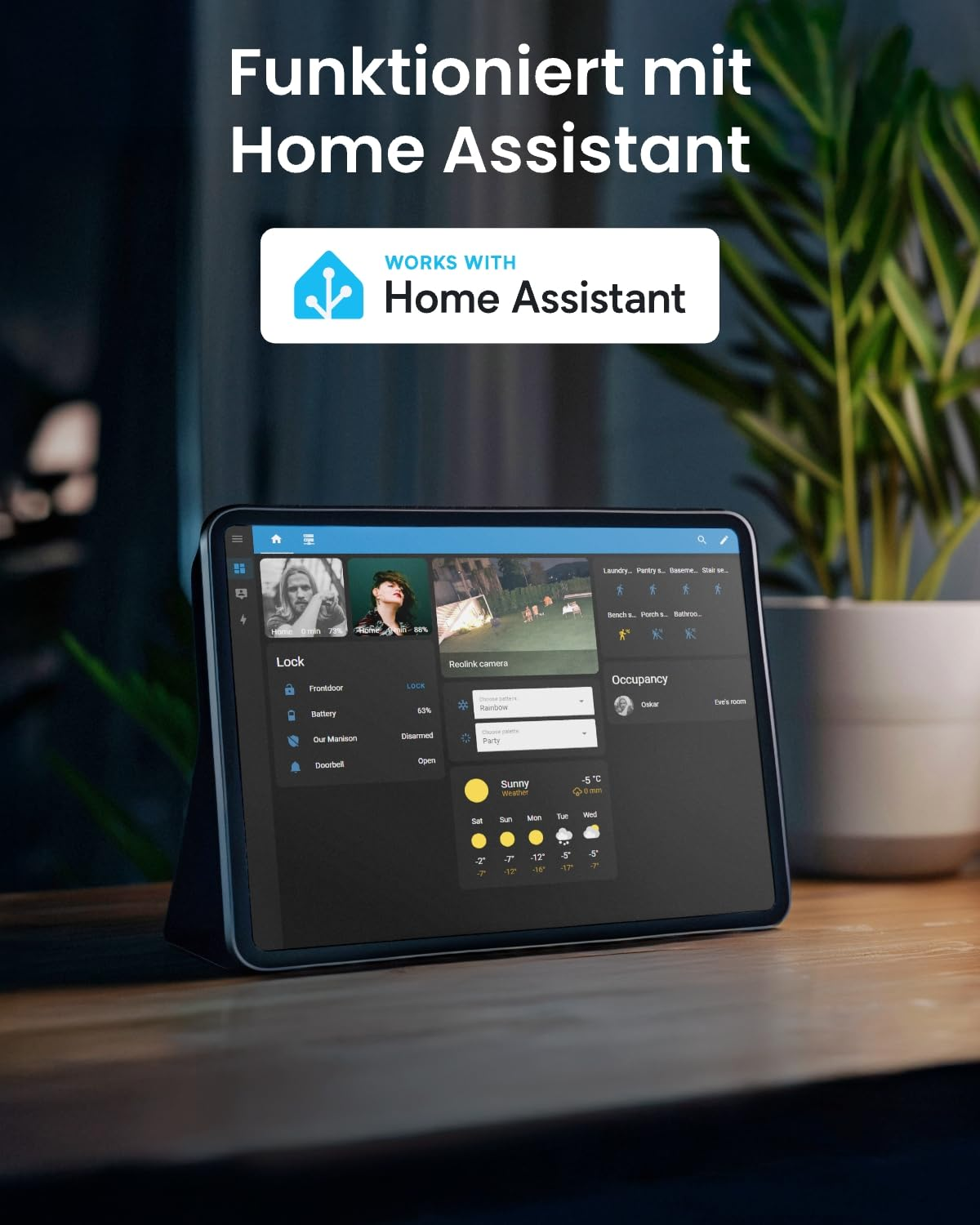 Un tablet con interfaccia Home Assistant su una scrivania di legno.