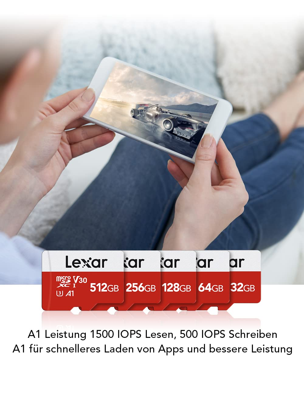Personne tenant un smartphone, avec cinq cartes microSD Lexar de différentes capacités au premier plan.
