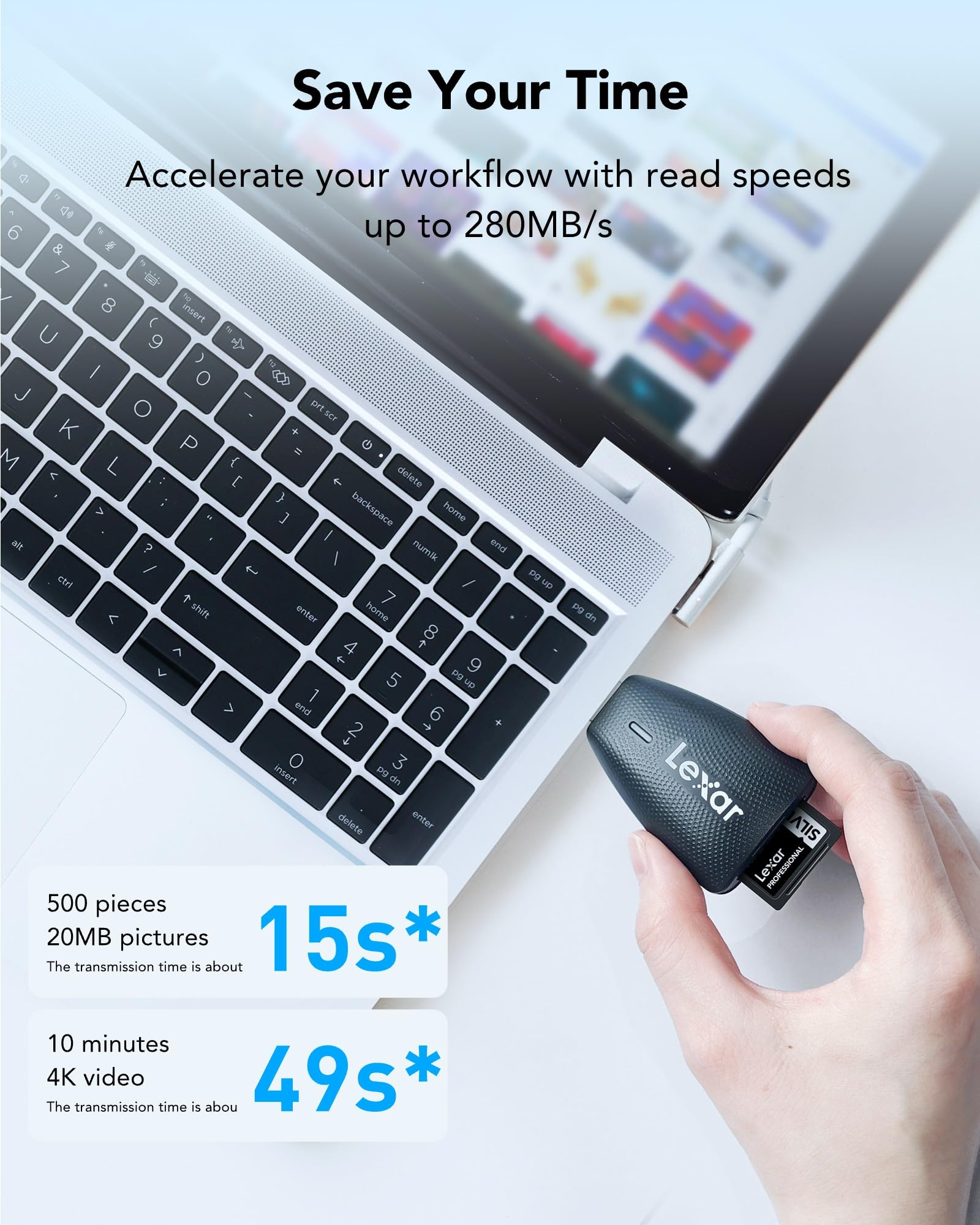 Une main branche un lecteur de carte Lexar sur un ordinateur portable argenté.