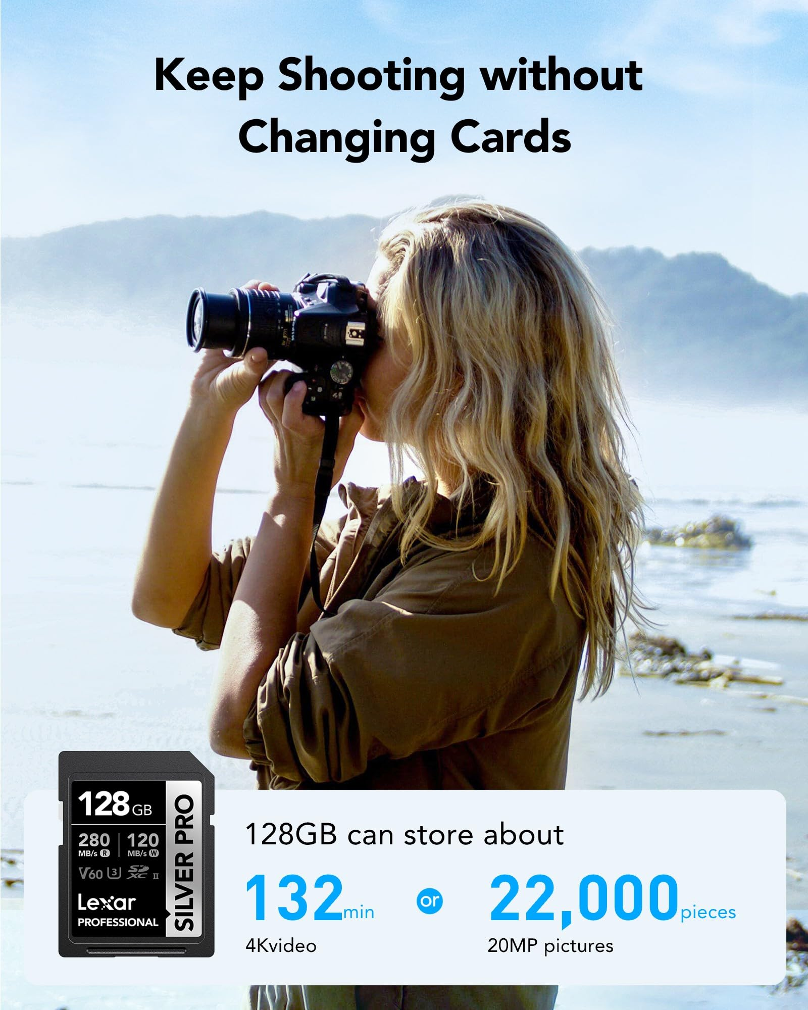 Une femme blonde prenant des photos en extérieur avec un appareil photo, à côté d'une carte mémoire Lexar 128 Go.