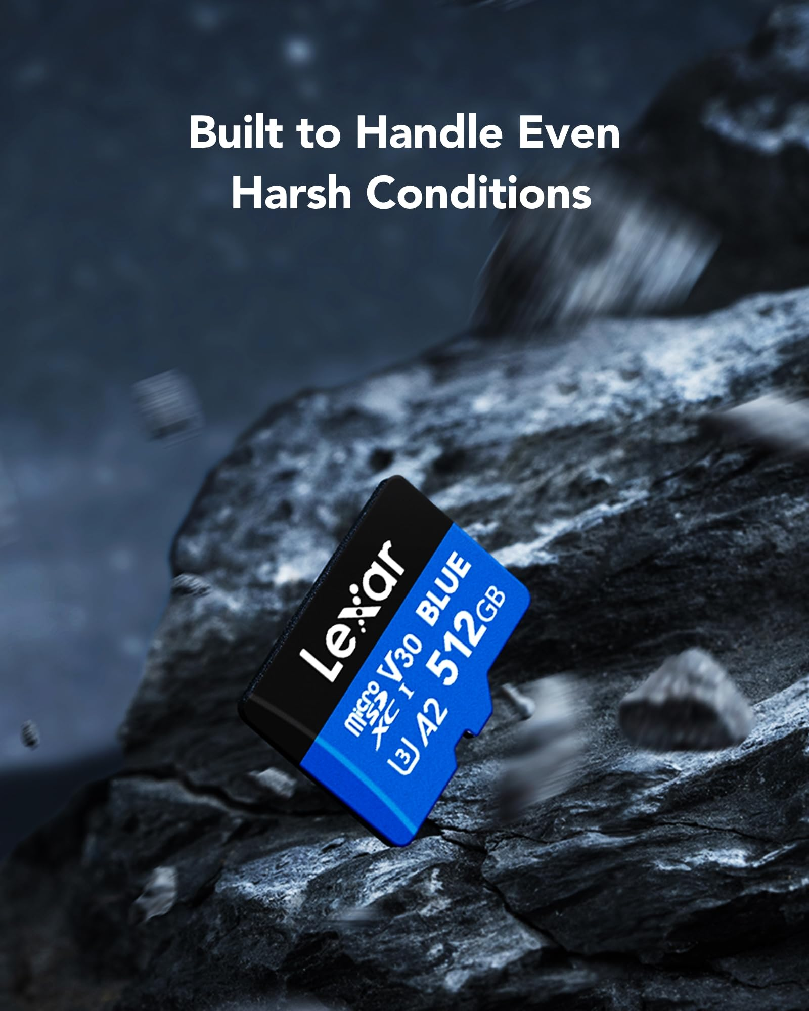 Une carte microSD Lexar 512 Go près de rochers sombres avec du texte.