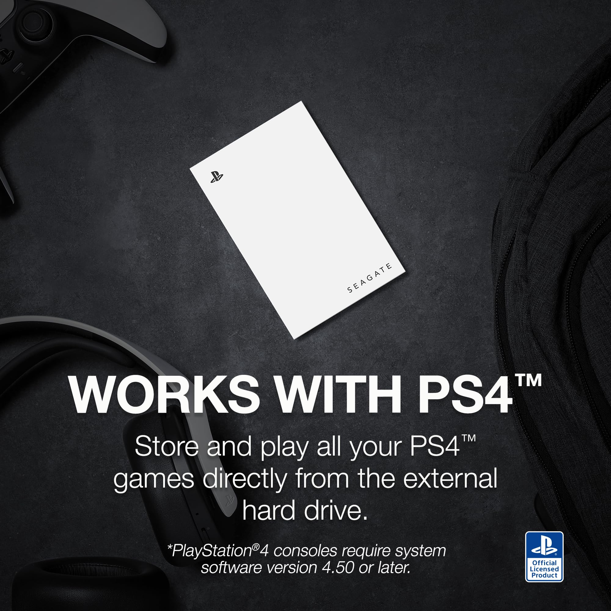 Eine weiße Seagate-Festplatte für PS4 liegt auf dunkelgrauem Untergrund neben Kopfhörern, einem Controller und Rucksack.