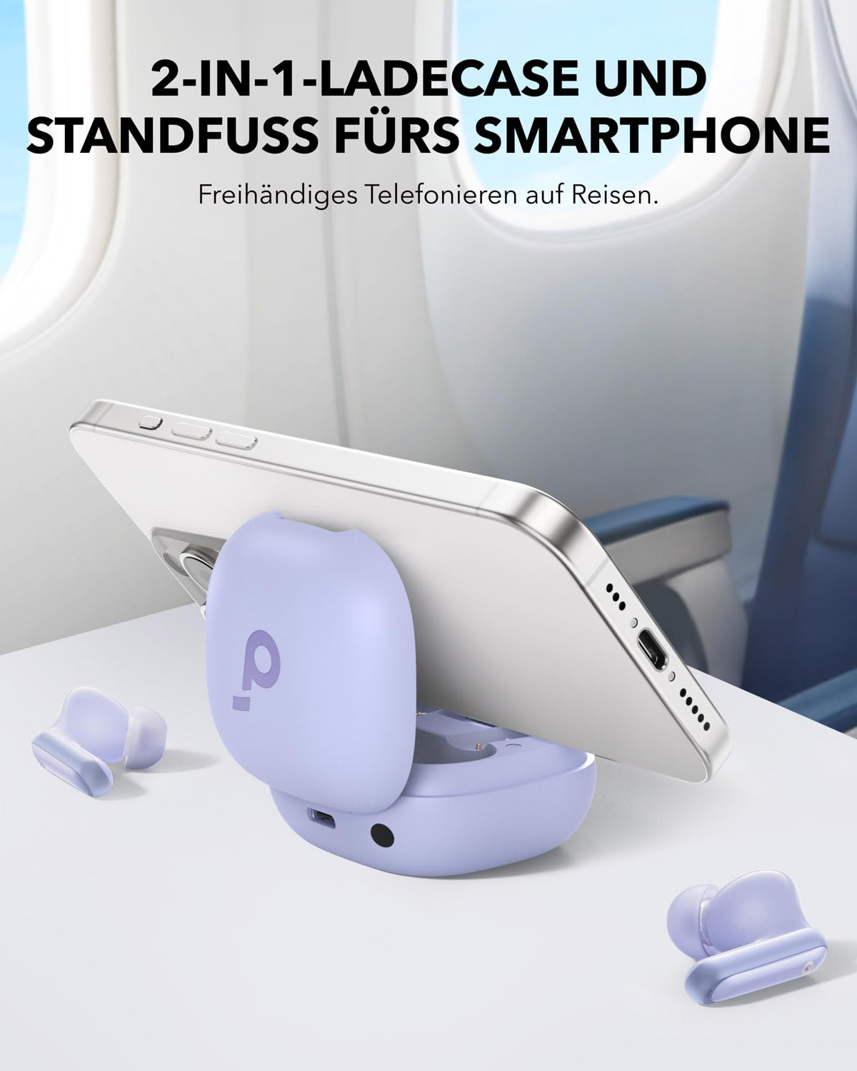 Un smartphone repose sur un support de charge violet sur une table, avec des écouteurs assortis dans un avion.