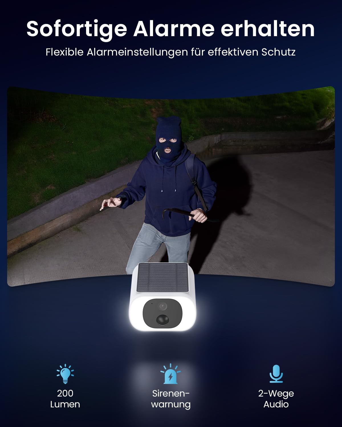 Una telecamera di sicurezza con pannello solare rileva un ladro con passamontagna in un giardino notturno.