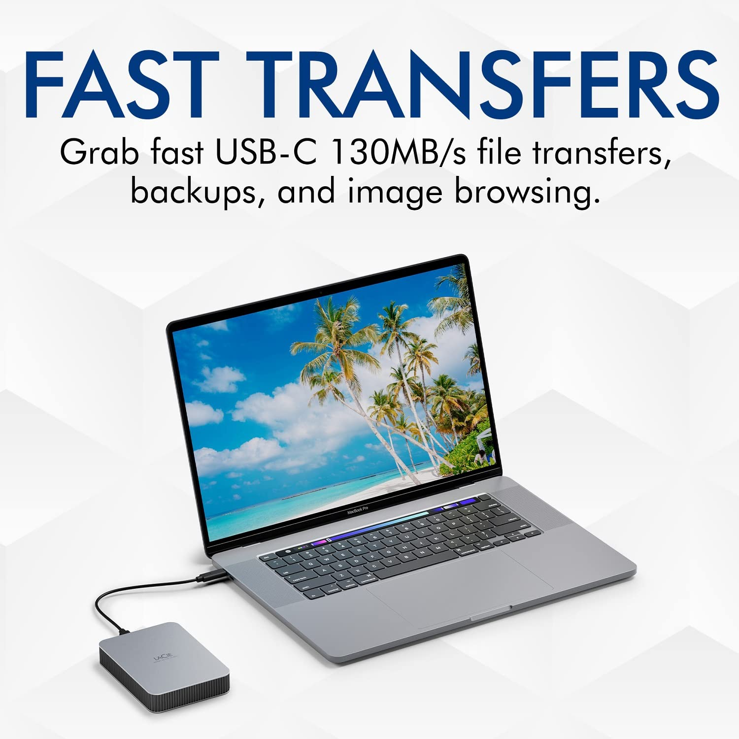 Un computer portatile argentato è collegato a un disco rigido esterno tramite USB-C.