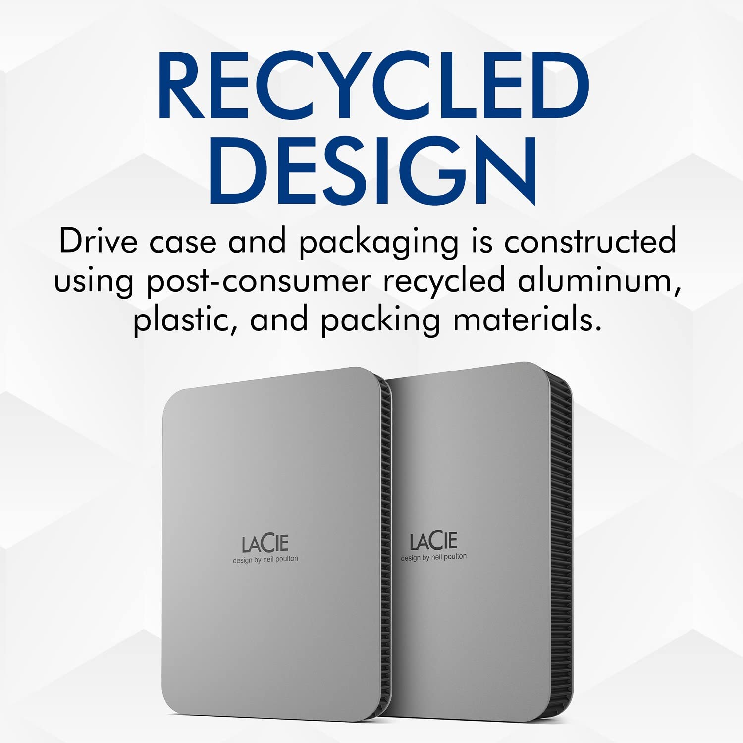 Due hard drive grigi LaCie si trovano su uno sfondo bianco con testo blu sul design riciclato.