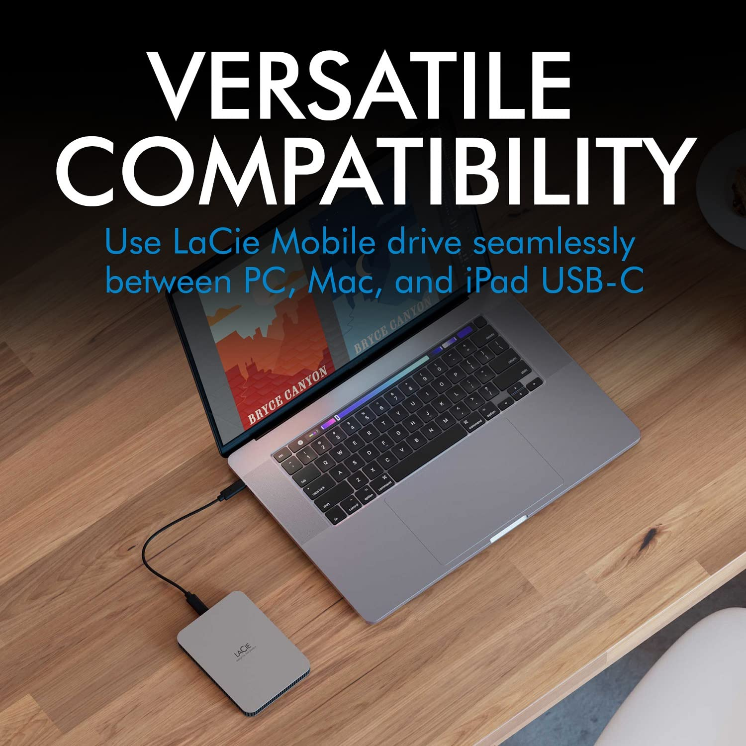 Un disco LaCie collegato a un laptop su una scrivania in legno, con testo sulla versatilità.