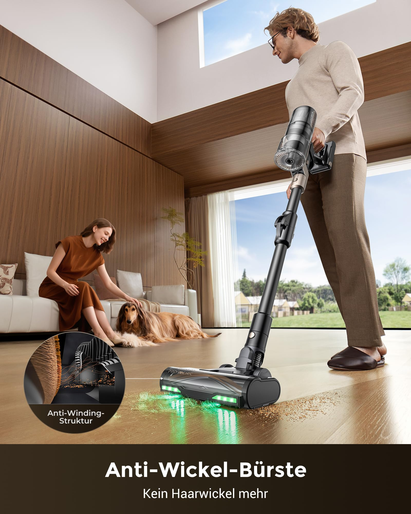 Un uomo usa un aspirapolvere senza fili con spazzola anti-groviglio sul parquet, con donna e cane.
