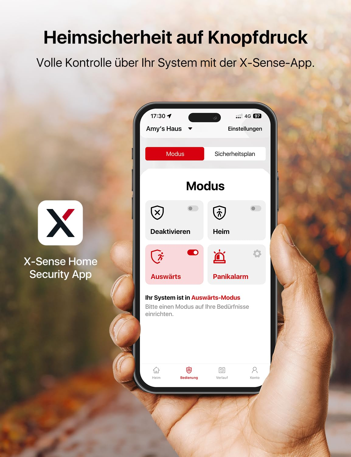 Eine Hand hält ein Smartphone mit der X-Sense Home Security App vor verschwommenem Herbsthintergrund.
