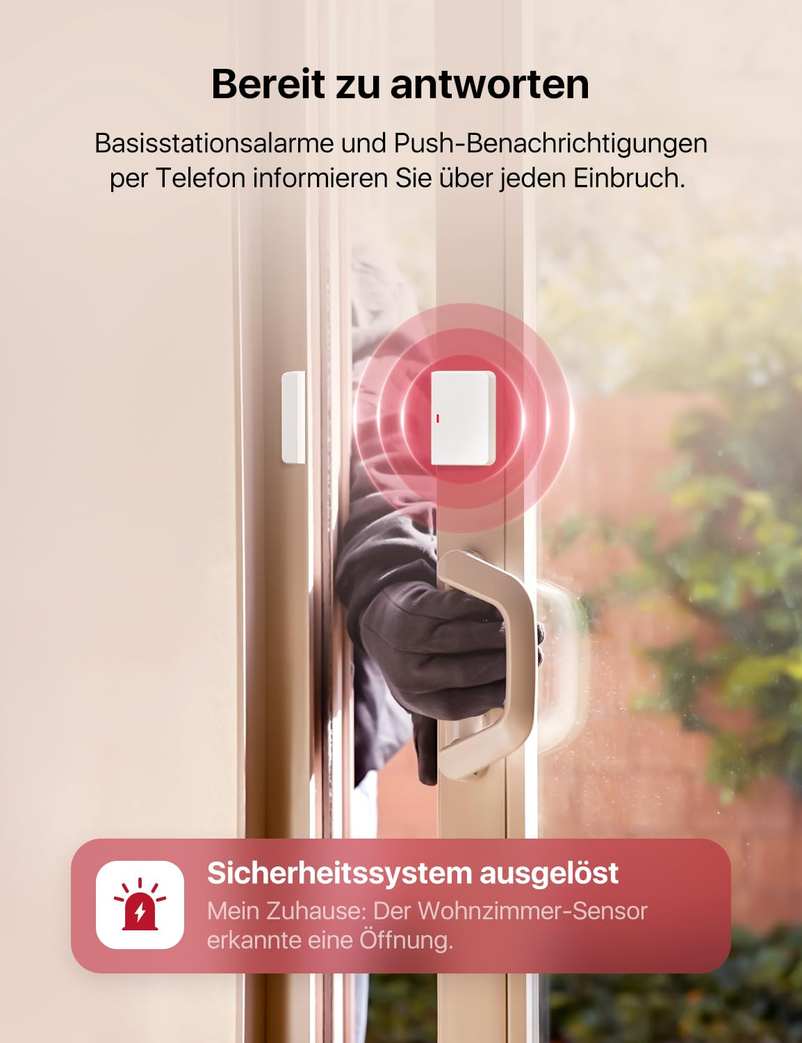 Ein Einbrecher öffnet eine Glastür, an der ein roter Sensor Alarm auslöst.