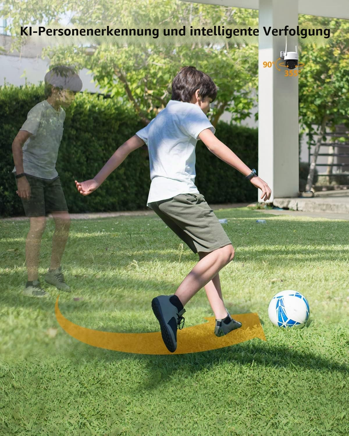 Un ragazzo calcia un pallone da calcio sul prato, monitorato da una telecamera.