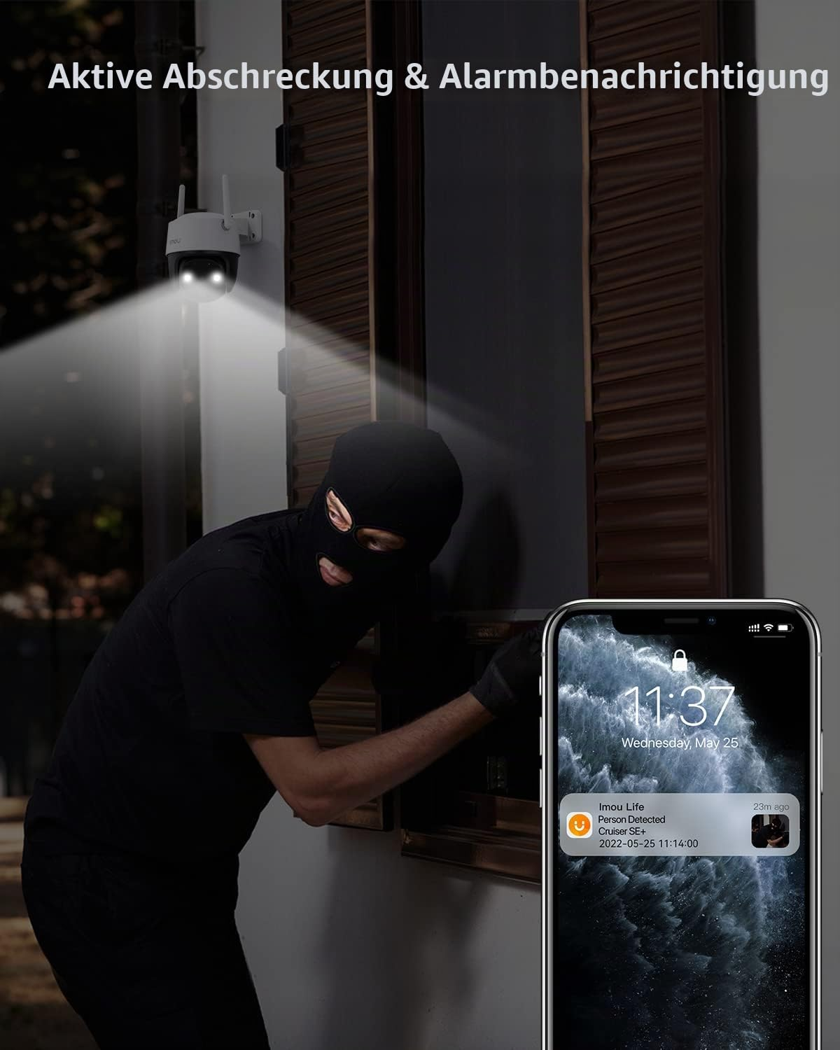 Una telecamera illumina un ladro mascherato mentre uno smartphone mostra una notifica di allarme.