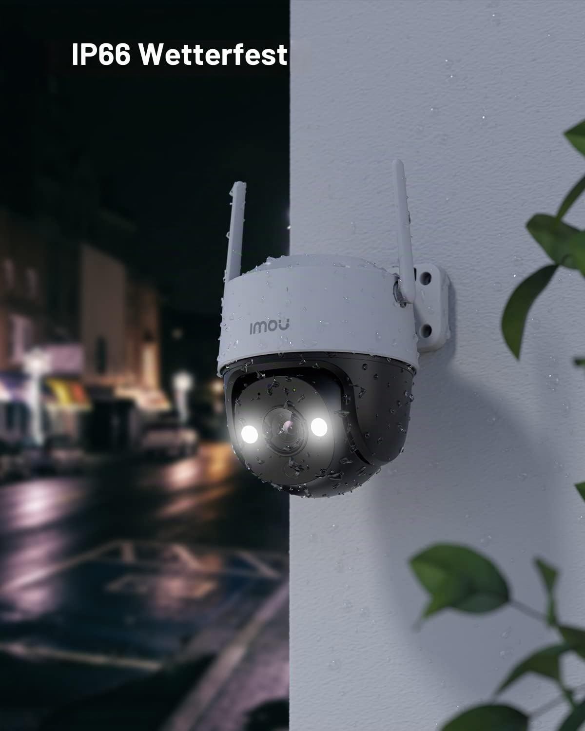 Telecamera di sicurezza resistente alle intemperie su parete bianca di notte con lenti illuminate.