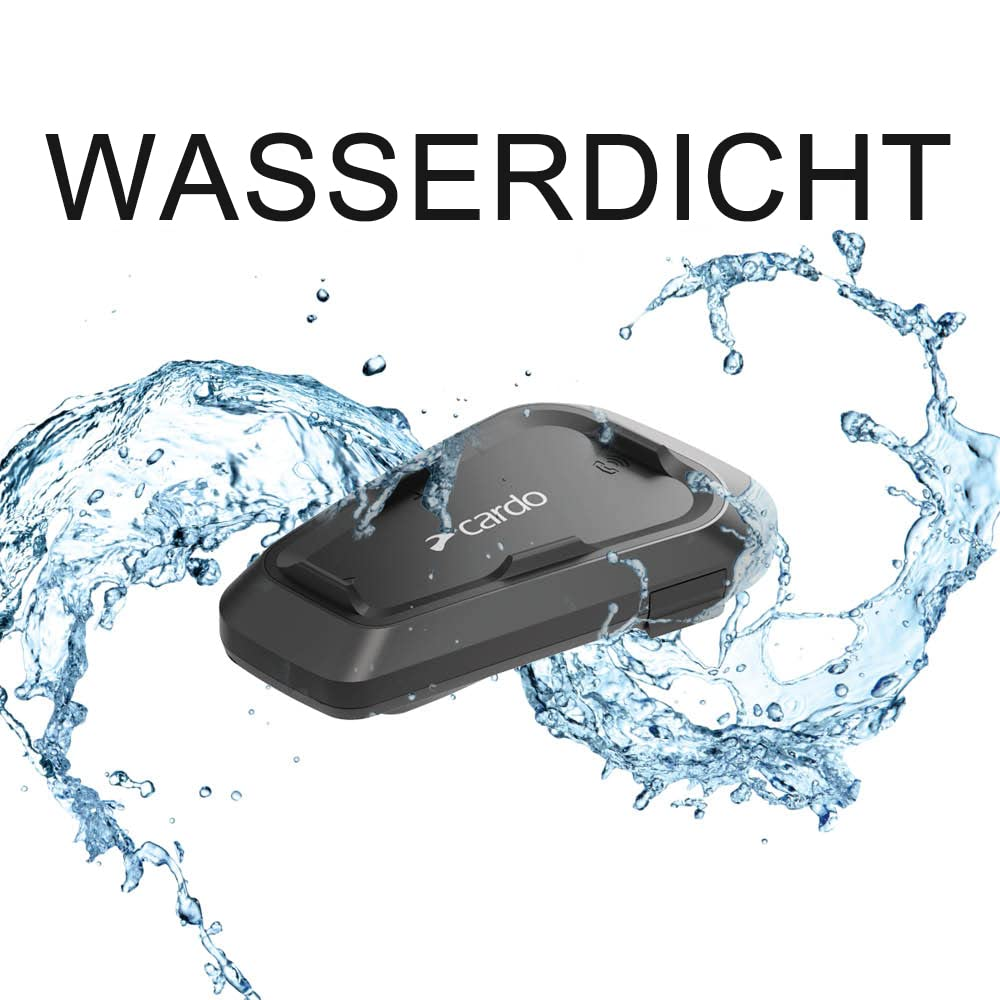 Wasserdichtes Cardo-Gerät surrounded by splashing water on a white background.
