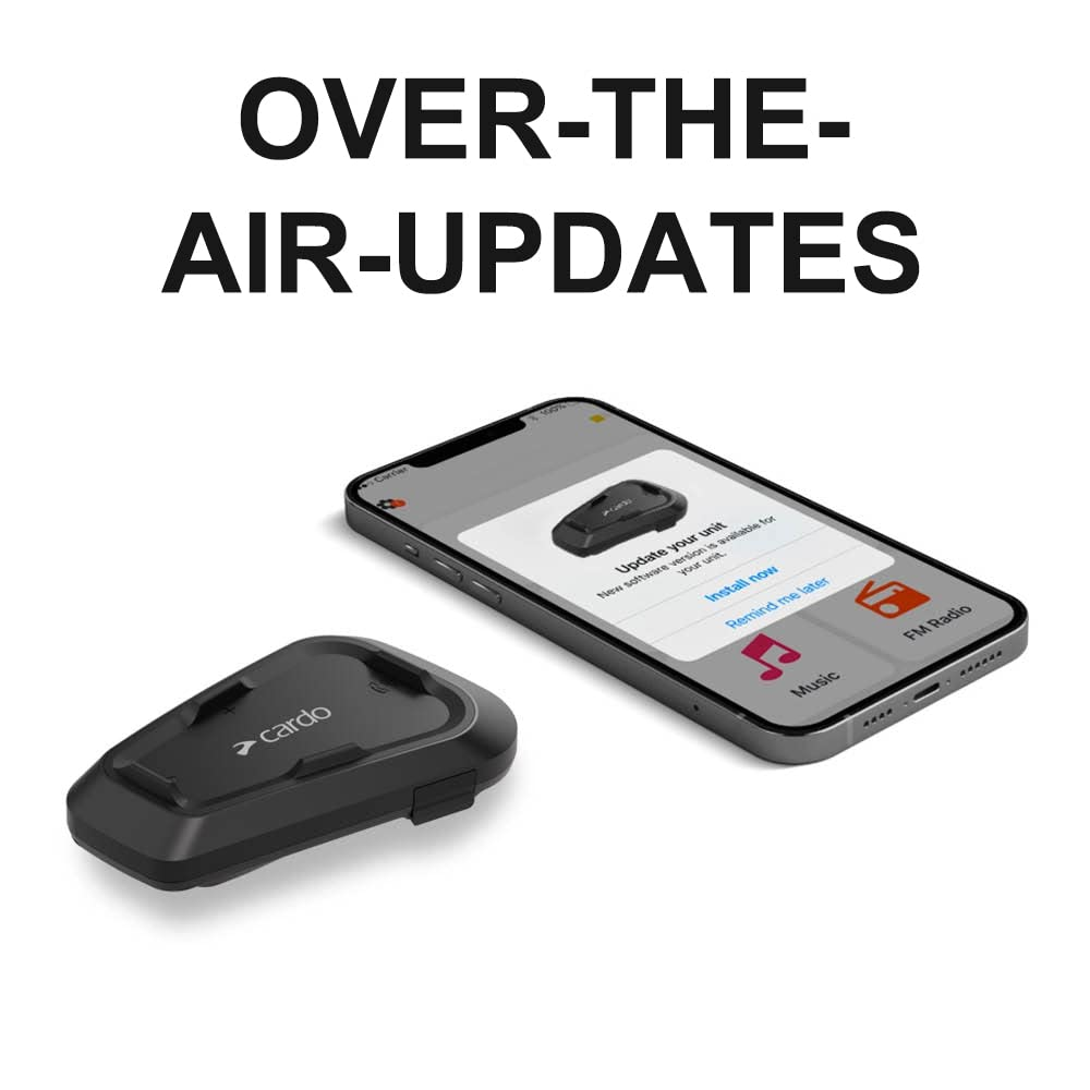 Ein Smartphone und ein schwarzes Cardo-Gerät liegen vor dem Text Over-the-Air-Updates.