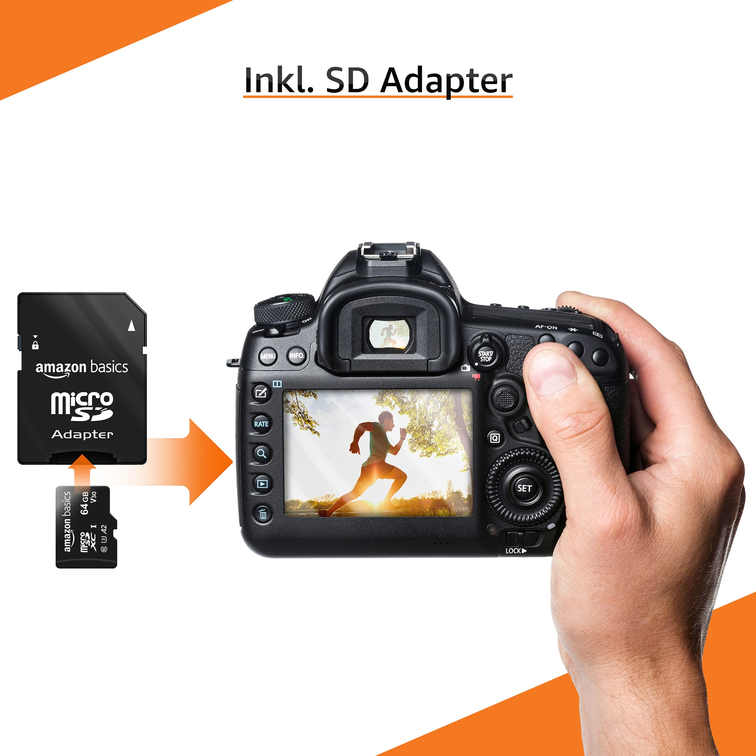 Une main tient un appareil photo reflex pendant qu'une carte microSD Amazon Basics et un adaptateur SD sont insérés.