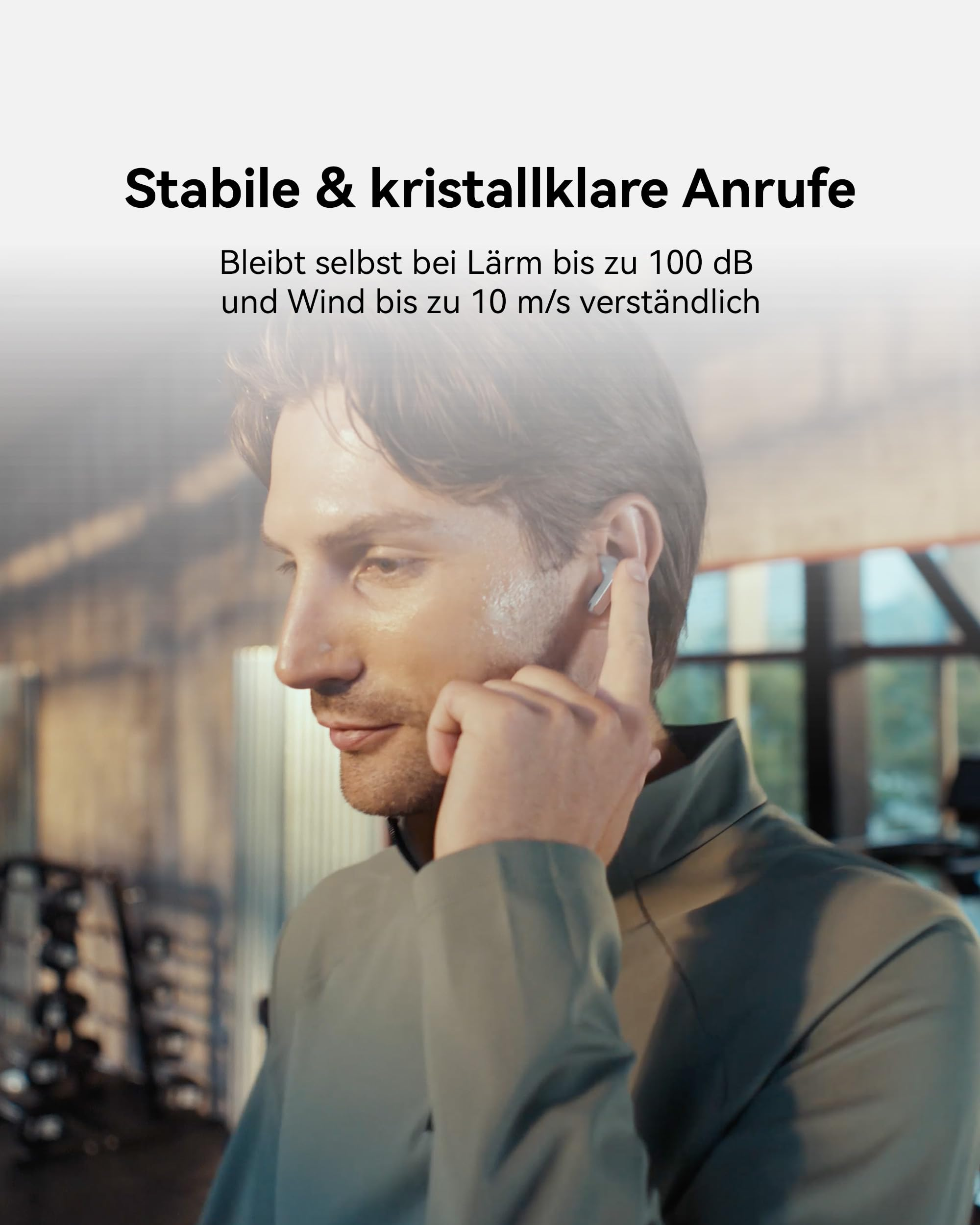 Un uomo con auricolari wireless che si tocca l'orecchio, con testo in tedesco.