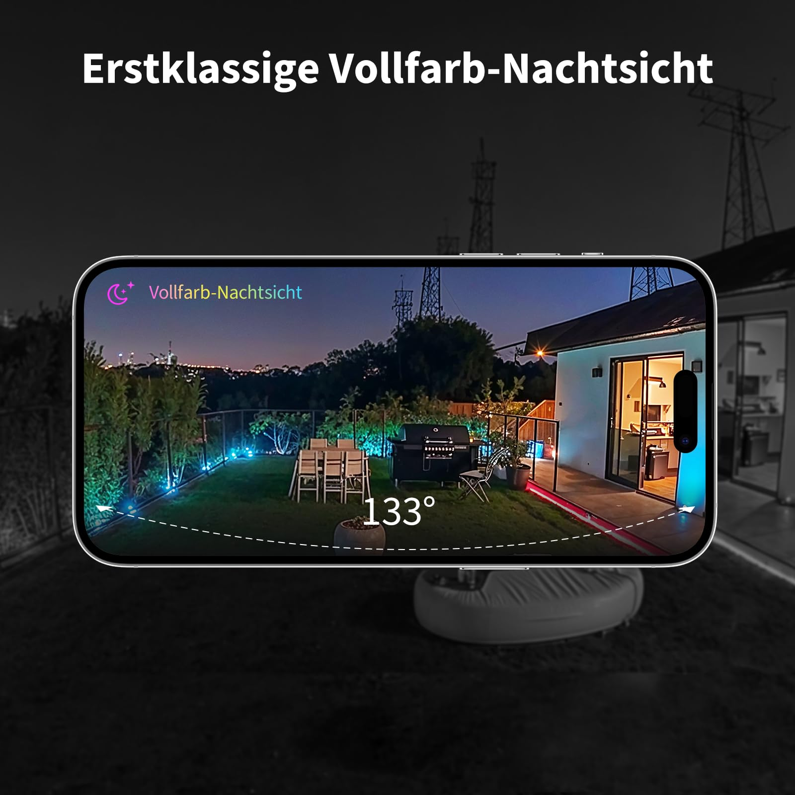 Smartphone affichant une vue nocturne en couleur d'un jardin éclairé avec terrasse et un champ de vision de 133 degrés.