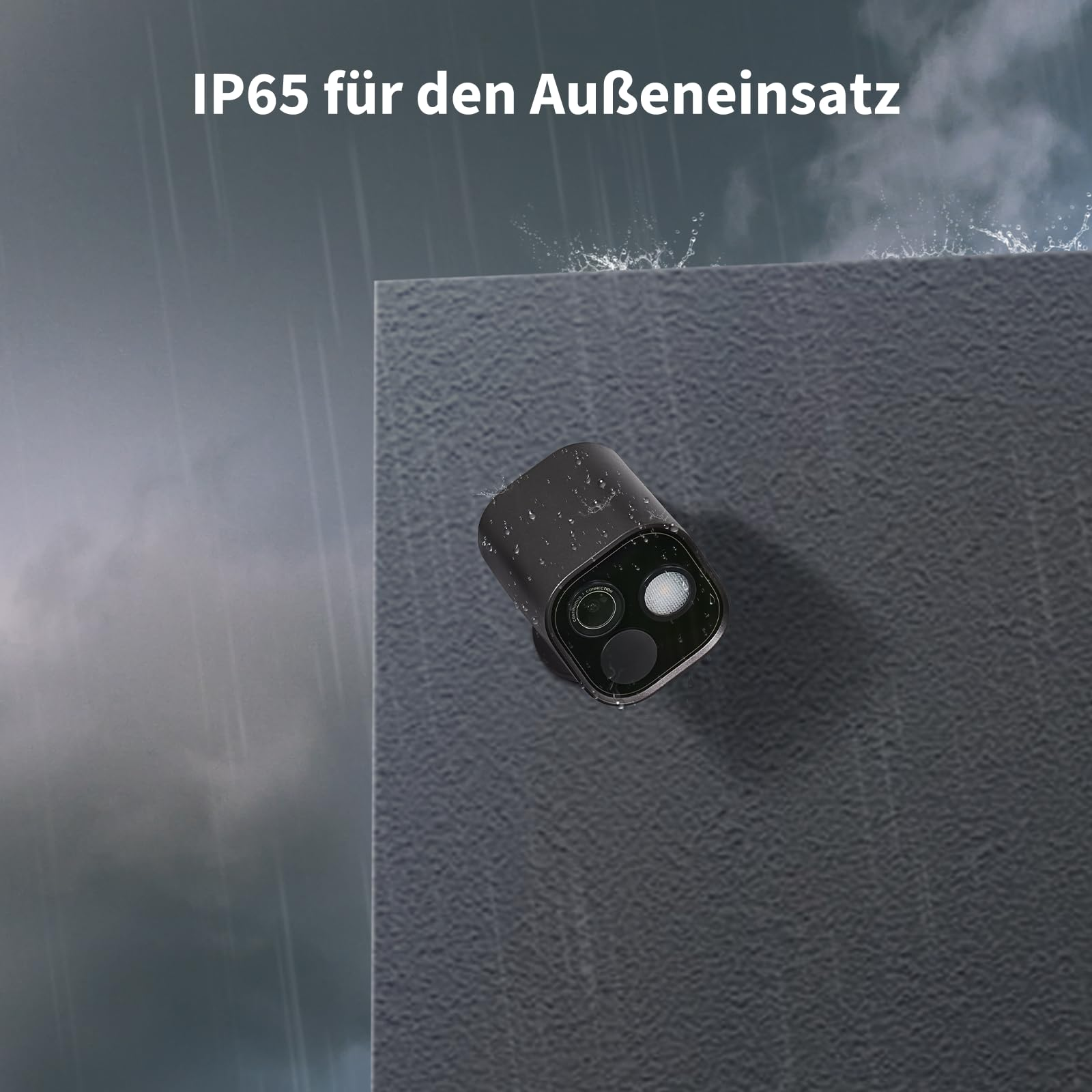 Caméra de sécurité étanche montée sur un mur sous la pluie avec le texte IP65 pour l'extérieur.