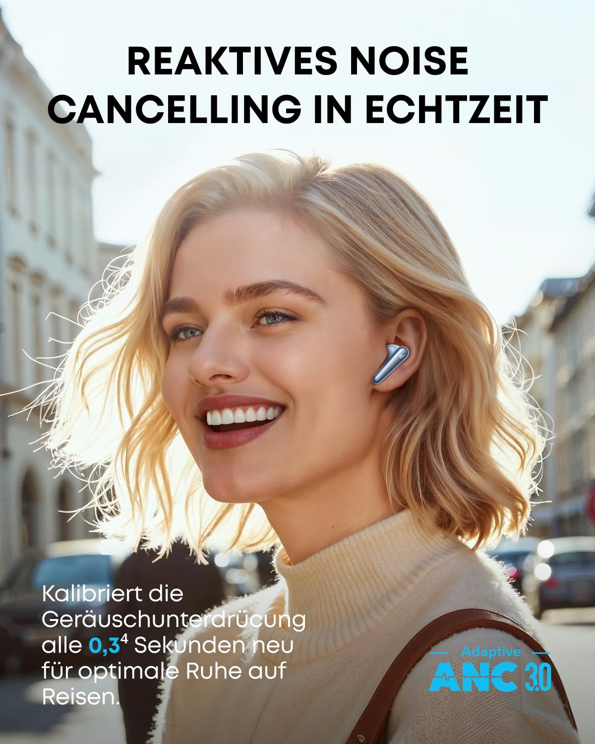 Donna bionda che sorride in una strada soleggiata con cuffie in-ear, con testo sulla cancellazione del rumore.