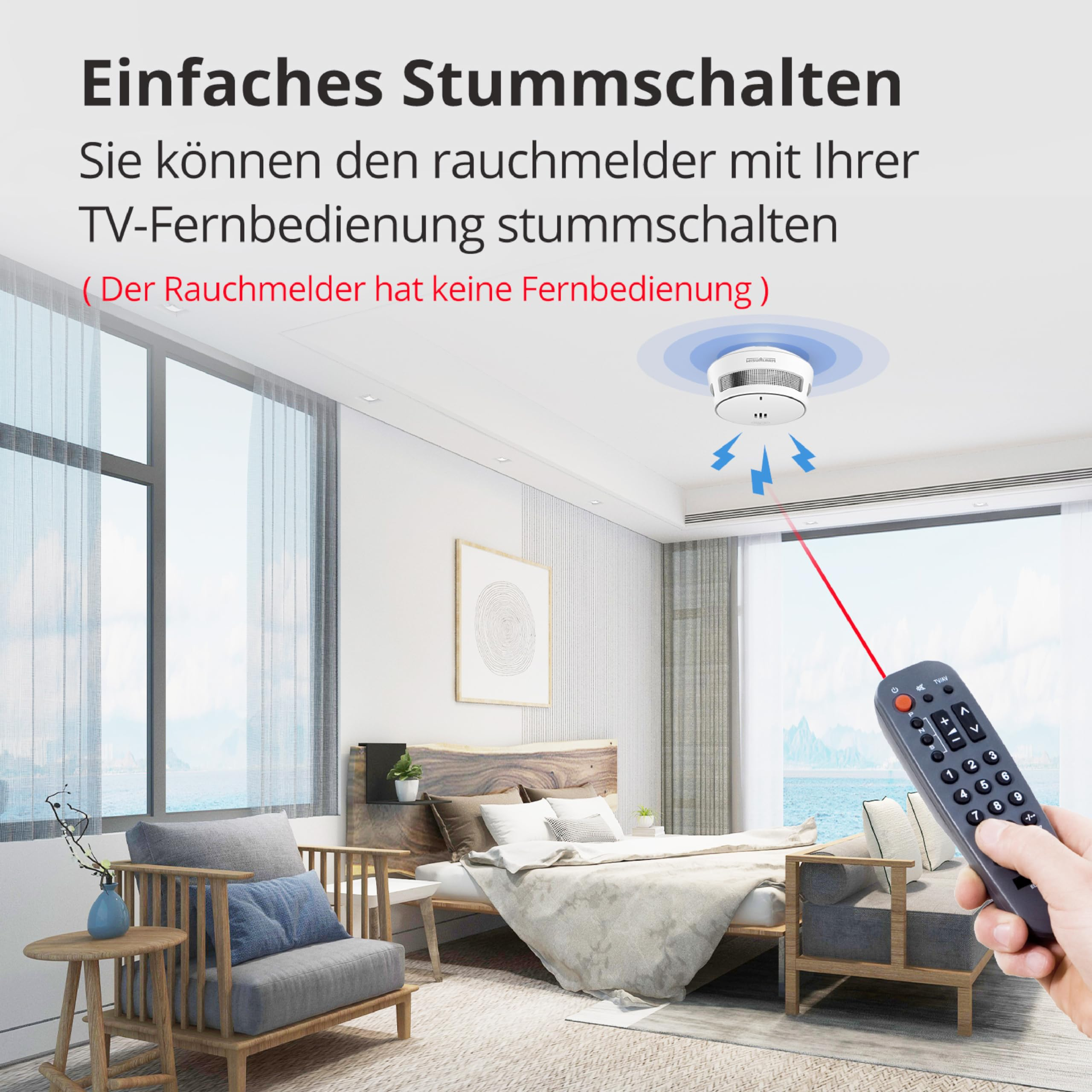 Hand hält Fernbedienung, die einen Rauchmelder an der Decke stummschaltet. Im Hintergrund ein helles Schlafzimmer.