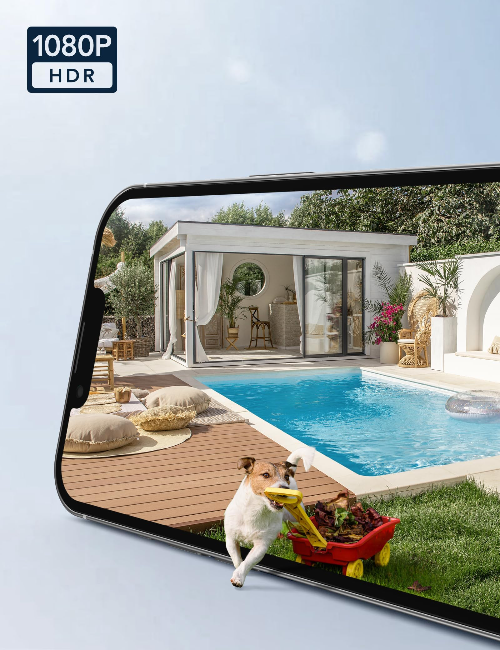 Uno smartphone mostra un cortile soleggiato con piscina, moderna cabina e un cagnolino con carretto.