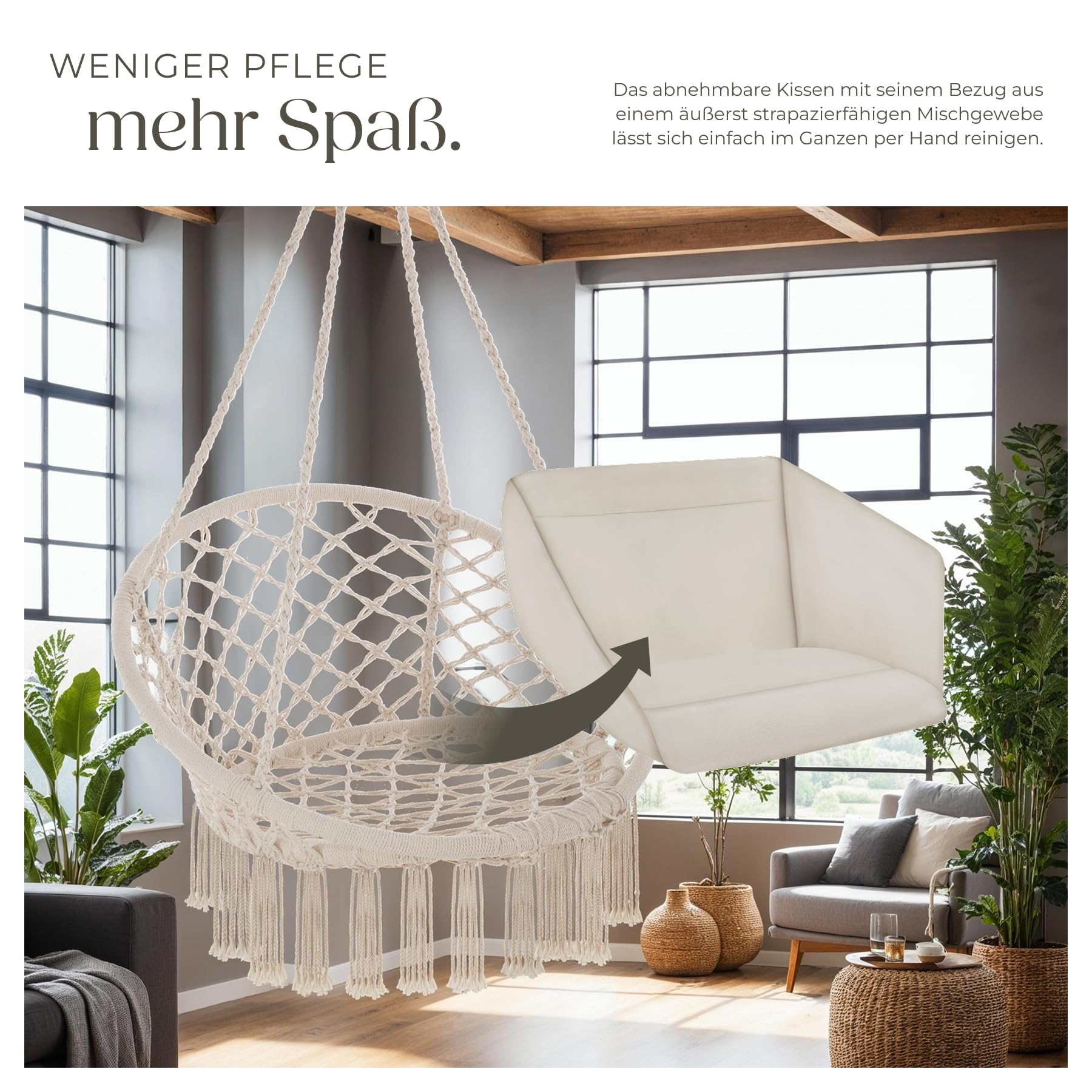 Ein weißer Hängesessel mit Kissen in einem hellen, modernen Wohnzimmer mit Pflanzen und großen Fenstern.