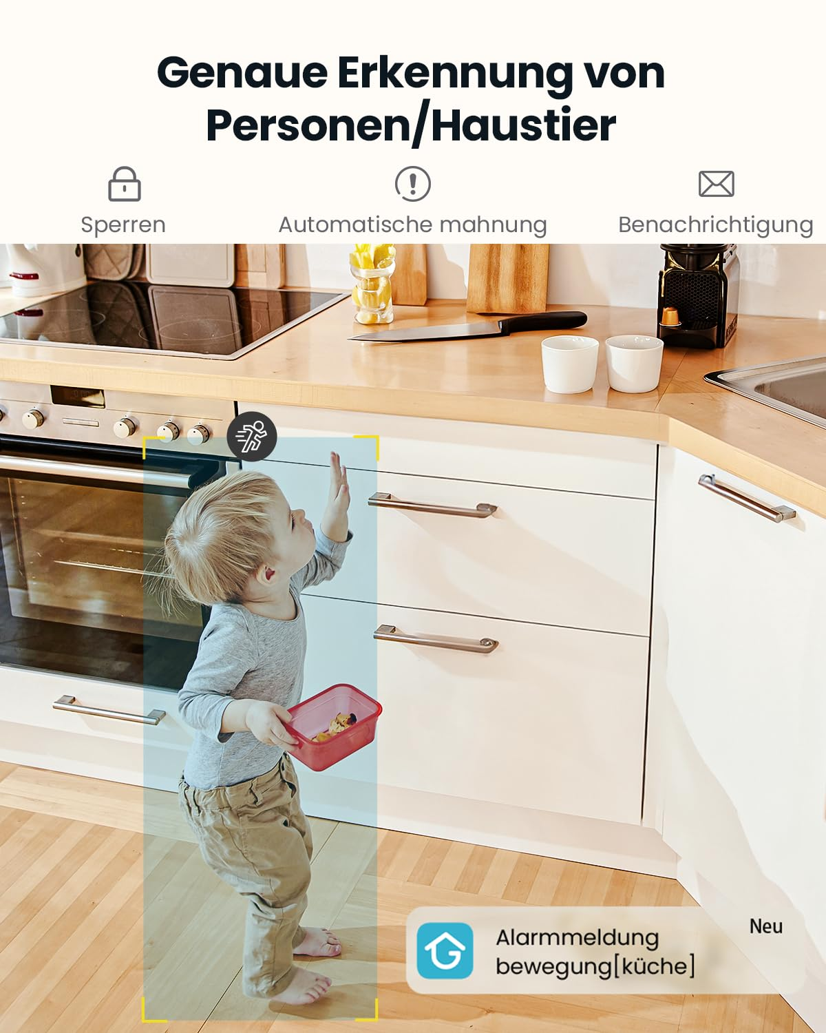 Un tout-petit lève la main dans une cuisine en tenant un petit récipient rouge, capturé dans une zone d'alerte.