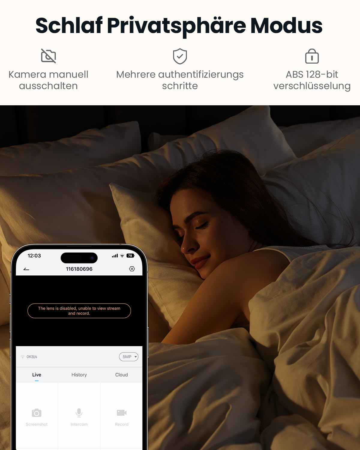 Une femme dort dans son lit, au premier plan un smartphone affiche une application avec caméra désactivée.