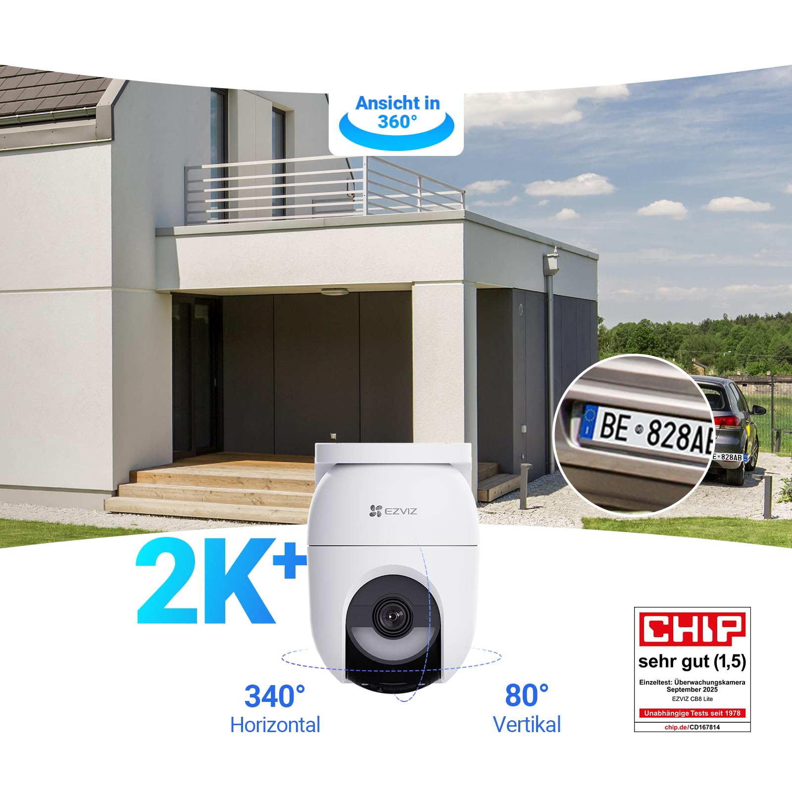 Telecamera di sicurezza EZVIZ bianca davanti a una casa moderna, con zoom e premio CHIP.