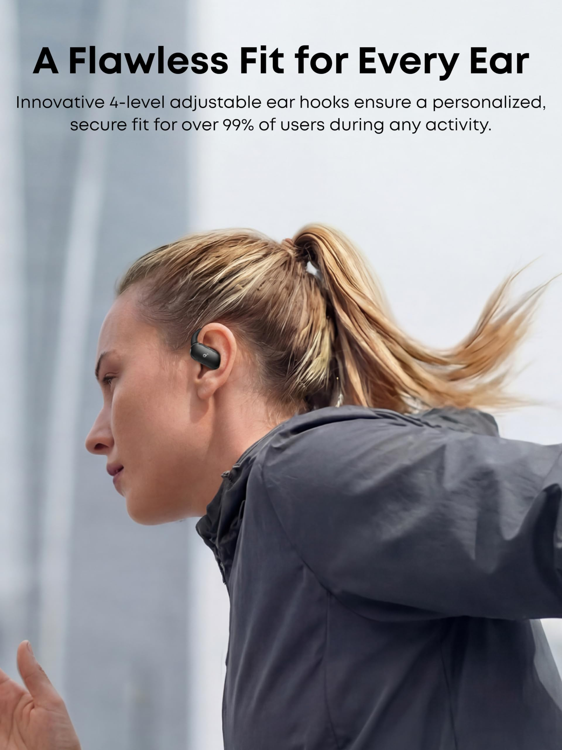 Eine blonde Frau in Sportkleidung läuft draußen und trägt kabellose In-Ear-Kopfhörer.