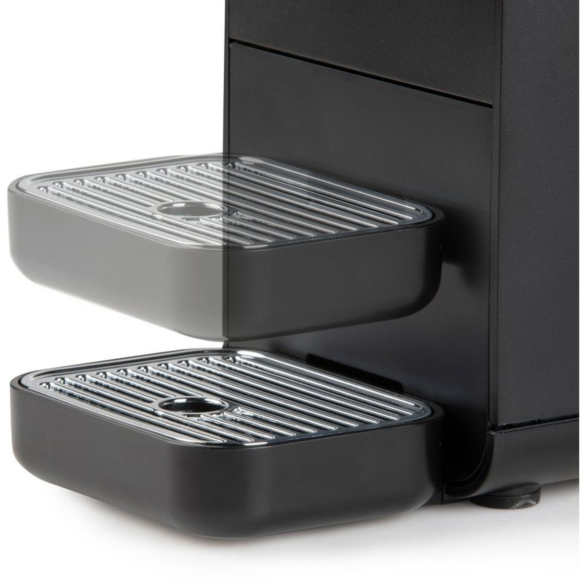 Schwarze Kaffeemaschine mit abnehmbarer Chrom-Abtropfschale.