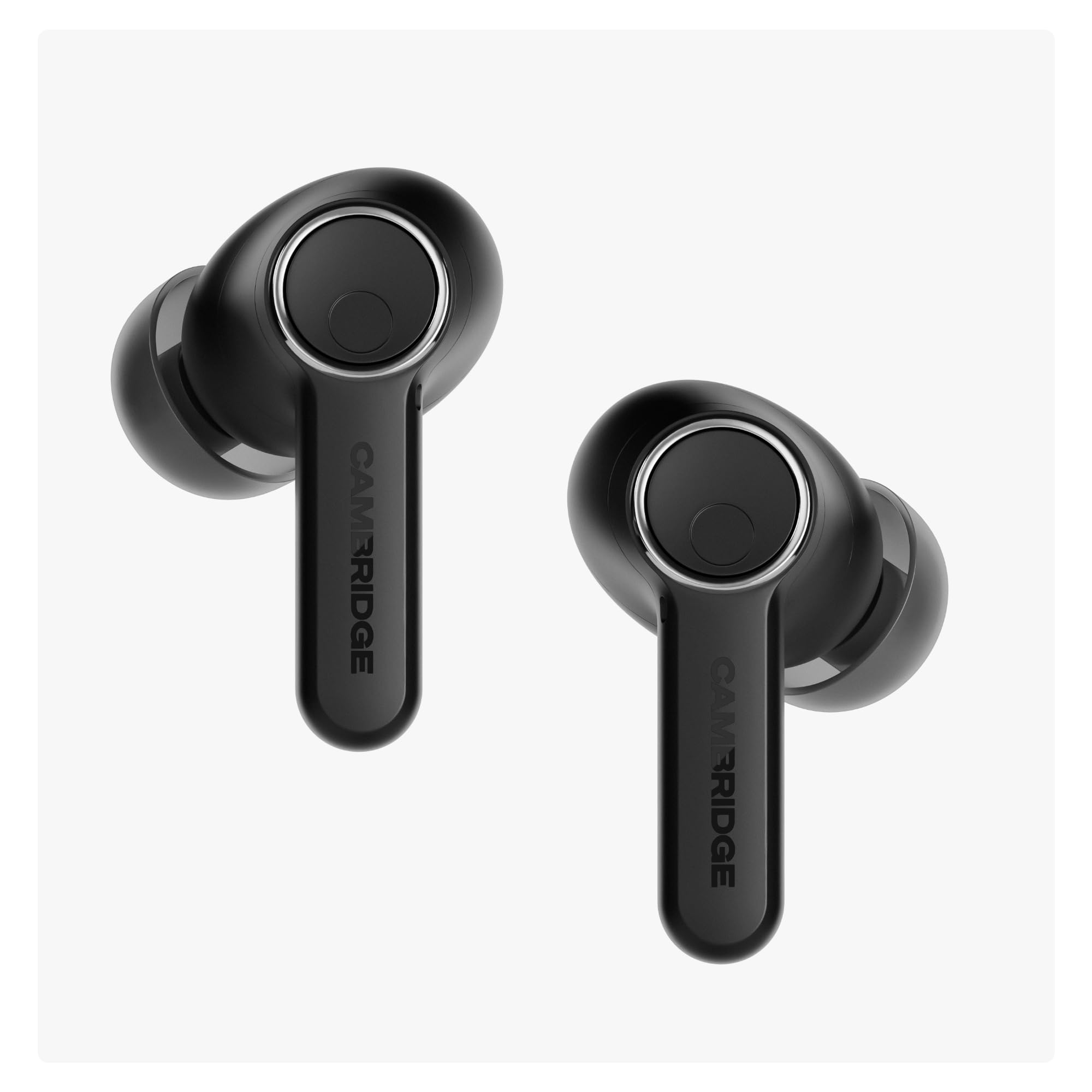 Deux écouteurs intra-auriculaires noirs Cambridge avec des accents argentés sur fond clair.