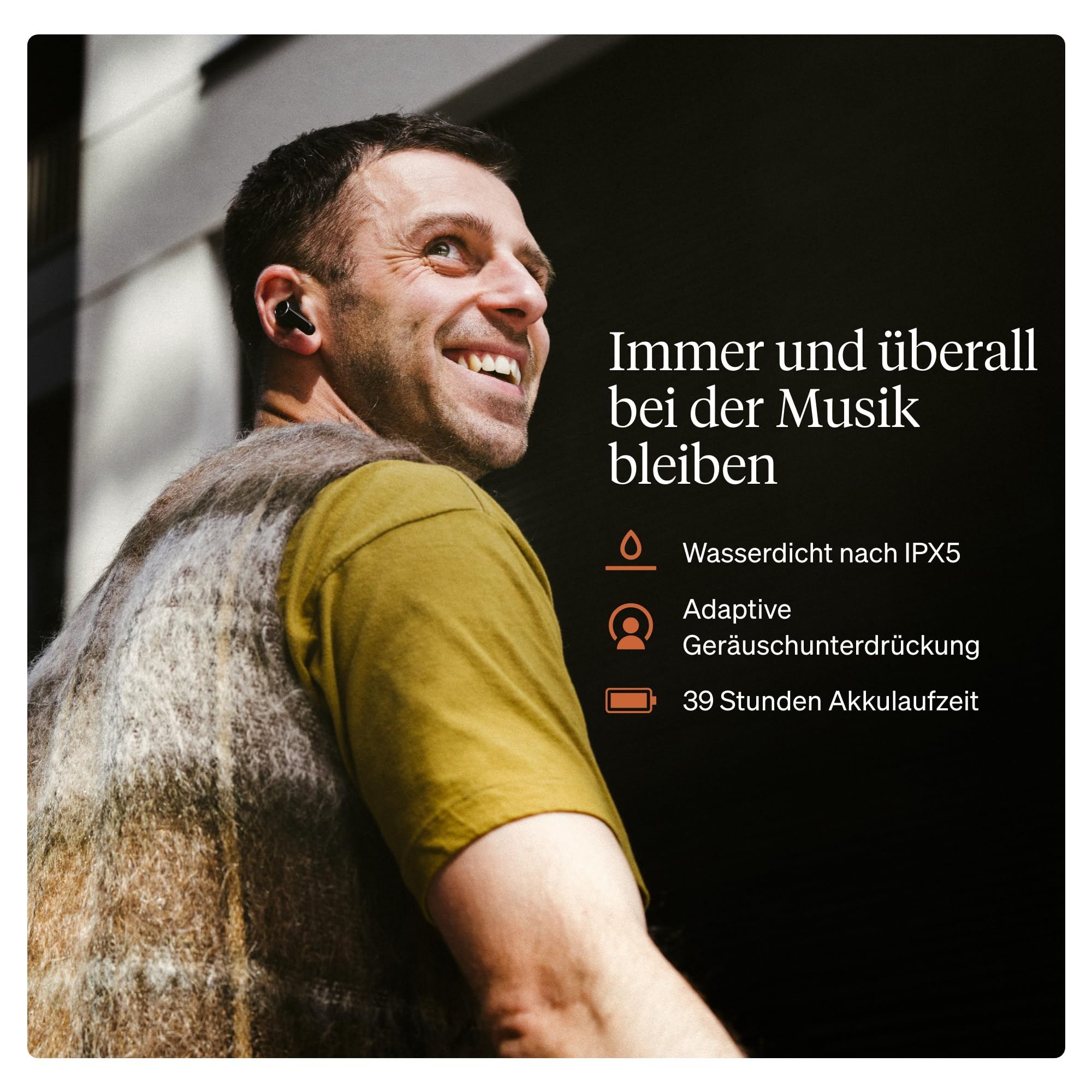 Homme souriant avec écouteurs et texte publicitaire allemand sur la musique, l'étanchéité et la batterie.
