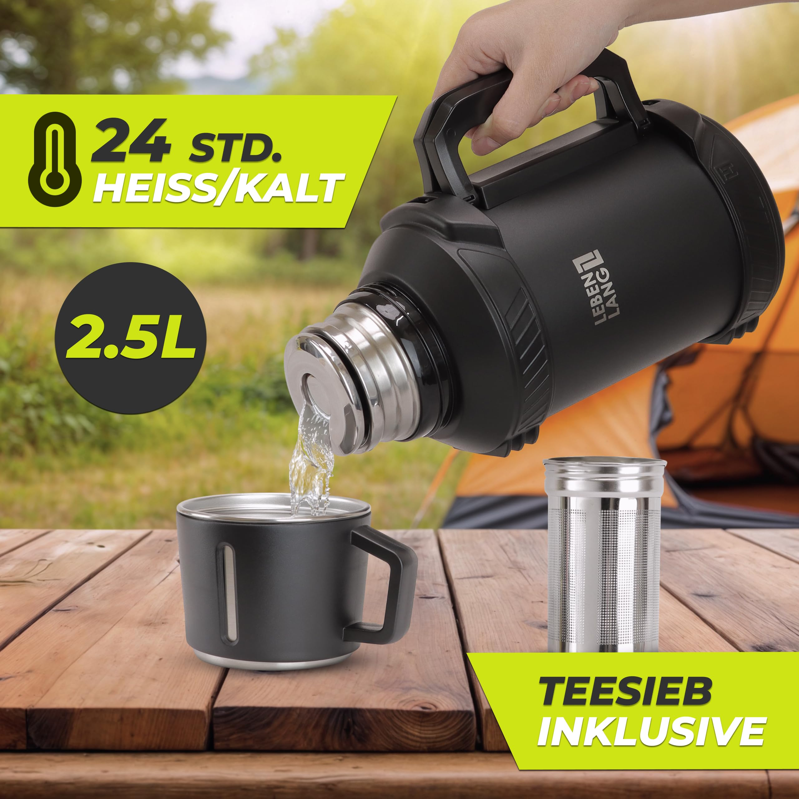 Eine Hand giesst Wasser aus einer schwarzen Thermoskanne in eine Tasse auf einem Holztisch, mit Zelt im Hintergrund.
