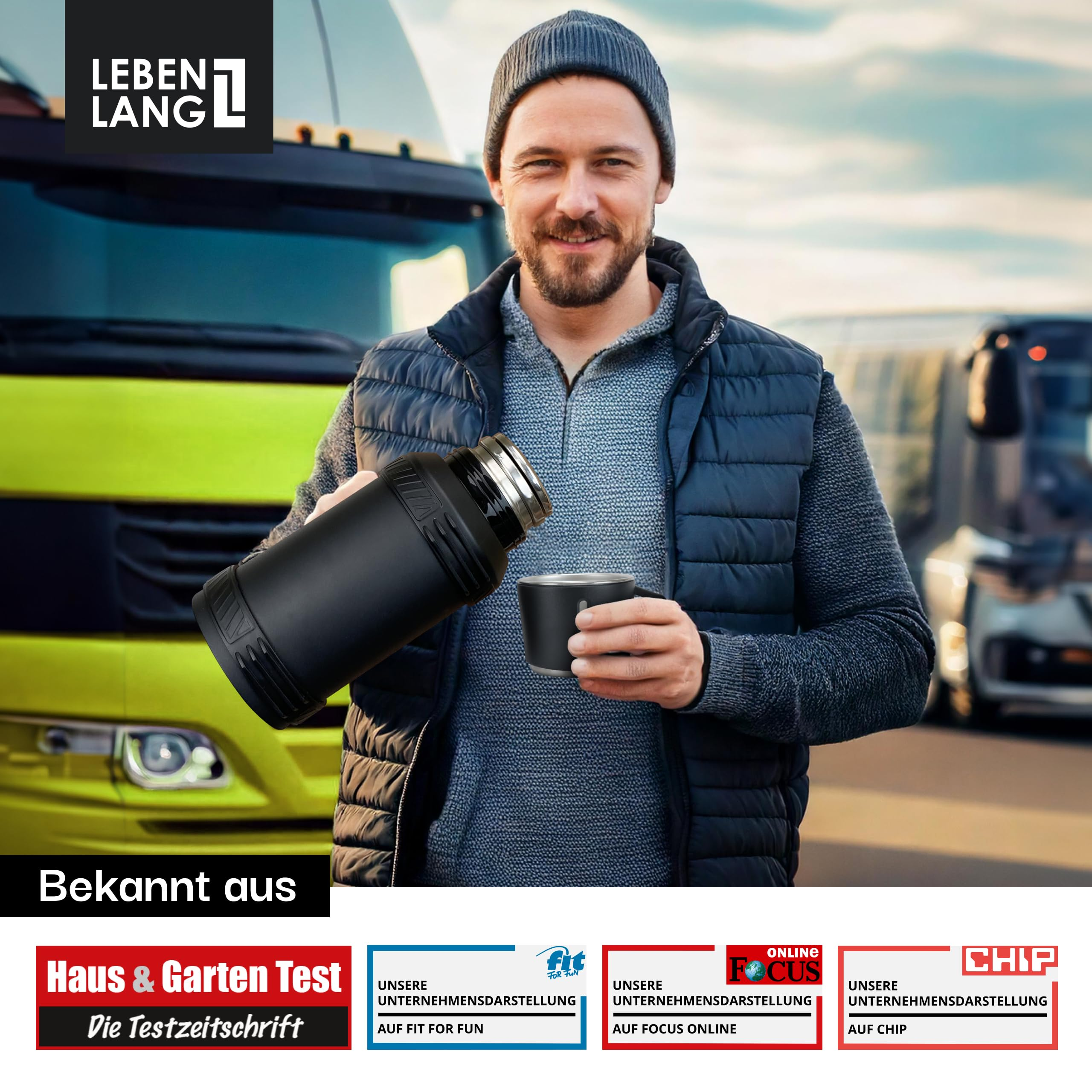 Ein Mann mit Mütze und Weste gießt Getränk aus einer schwarzen Thermoskanne in eine Tasse, im Hintergrund Lkw und Bus.