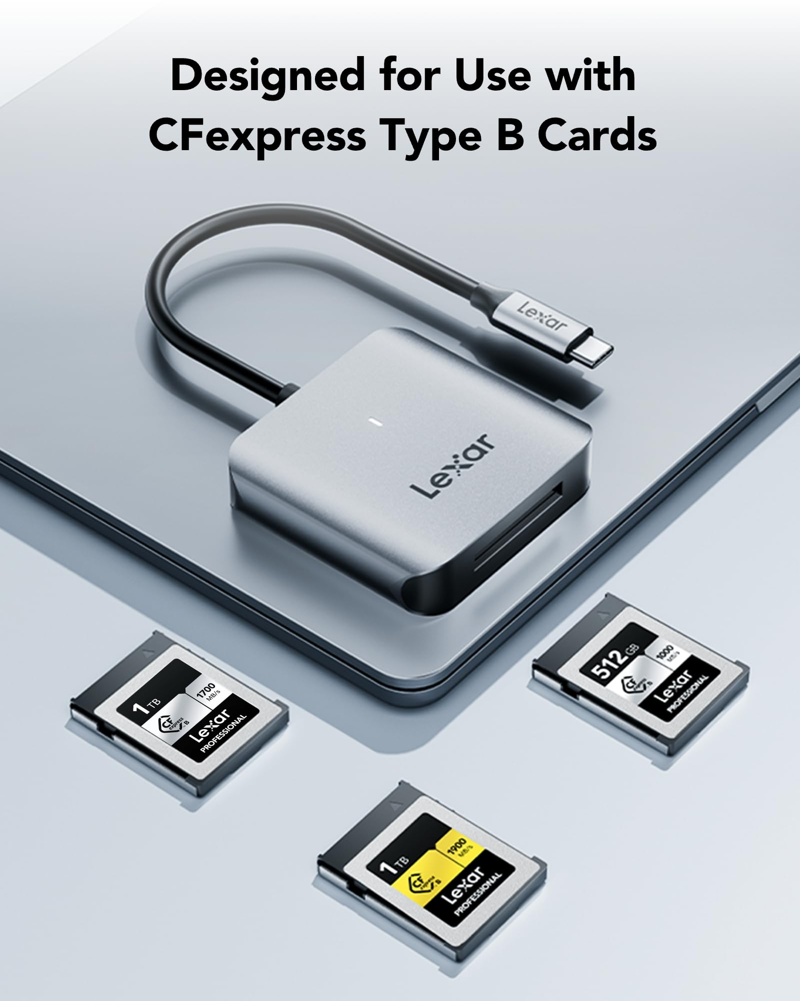 Silberner Lexar CFexpress Typ B Kartenleser mit USB-Kabel und drei Speicherkarten auf einer grauen Oberfläche.