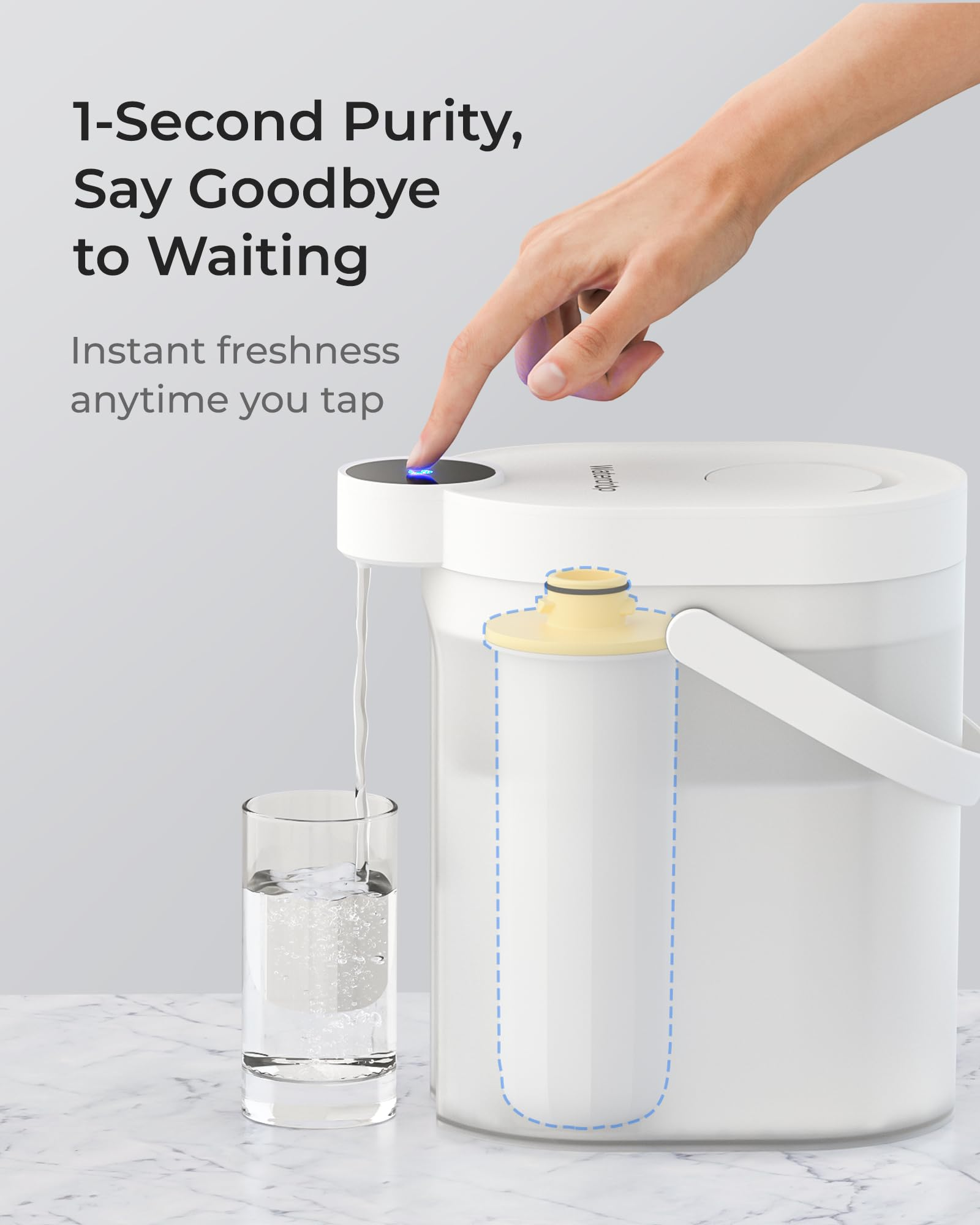 Hand drückt Knopf an weißem Wasserfilter, der Wasser in ein Glas gießt.