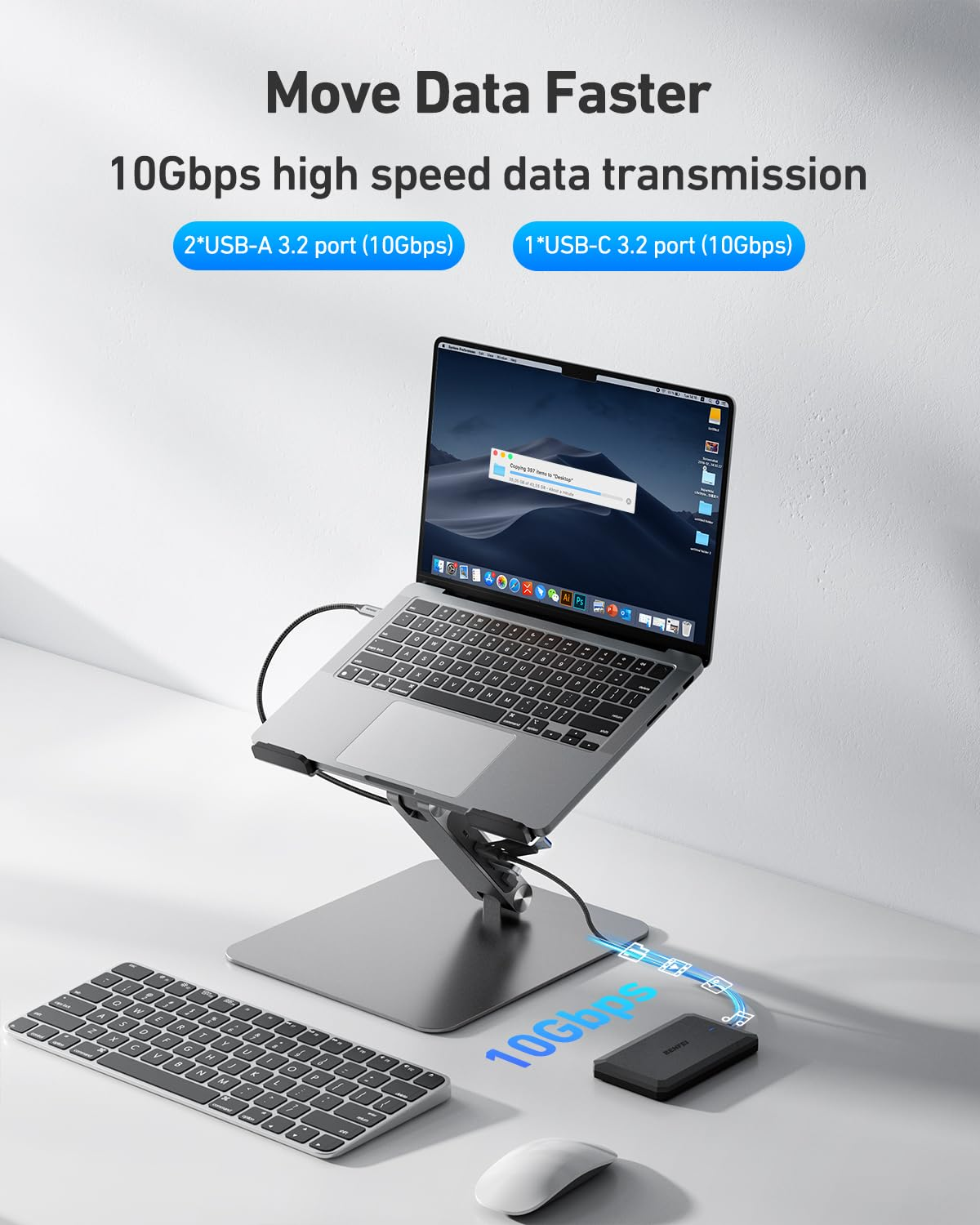 Un computer portatile argentato su un supporto, collegato a un disco rigido esterno, con testo in alto.