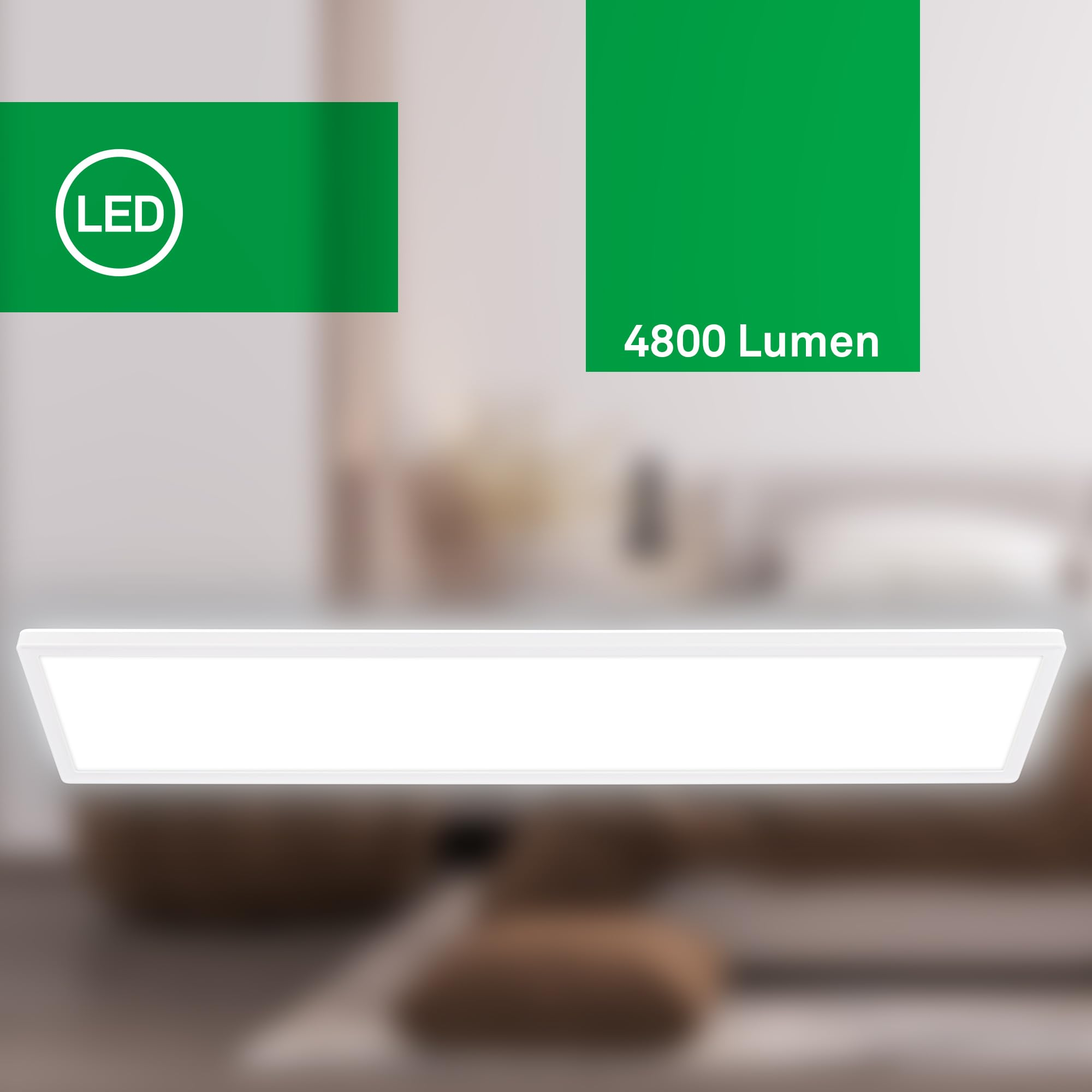 Una plafoniera LED bianca da 4800 lumen su uno sfondo sfocato.