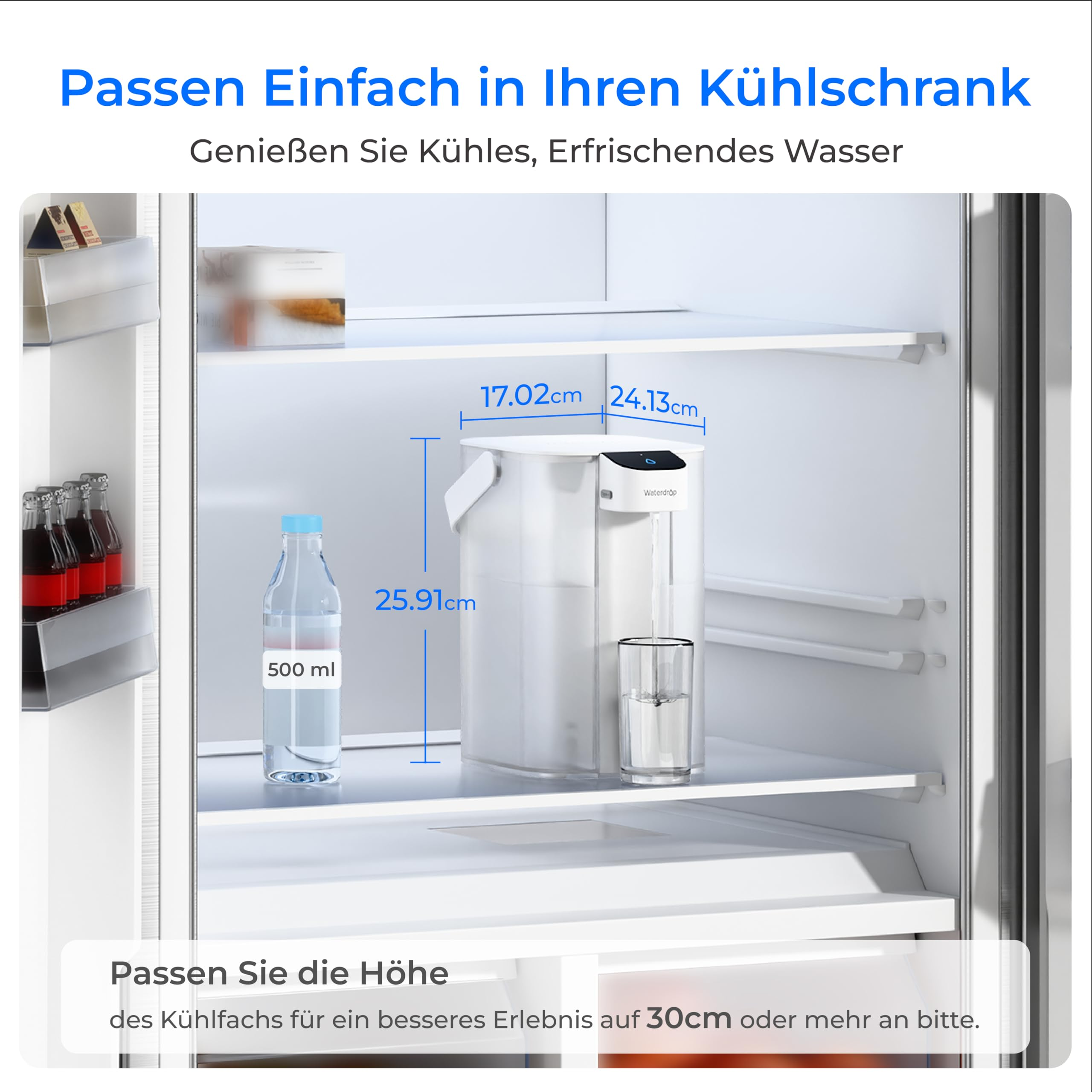 Un serbatoio d'acqua bianco con dimensioni si trova in un frigo accanto a una bottiglia e riempie un bicchiere.