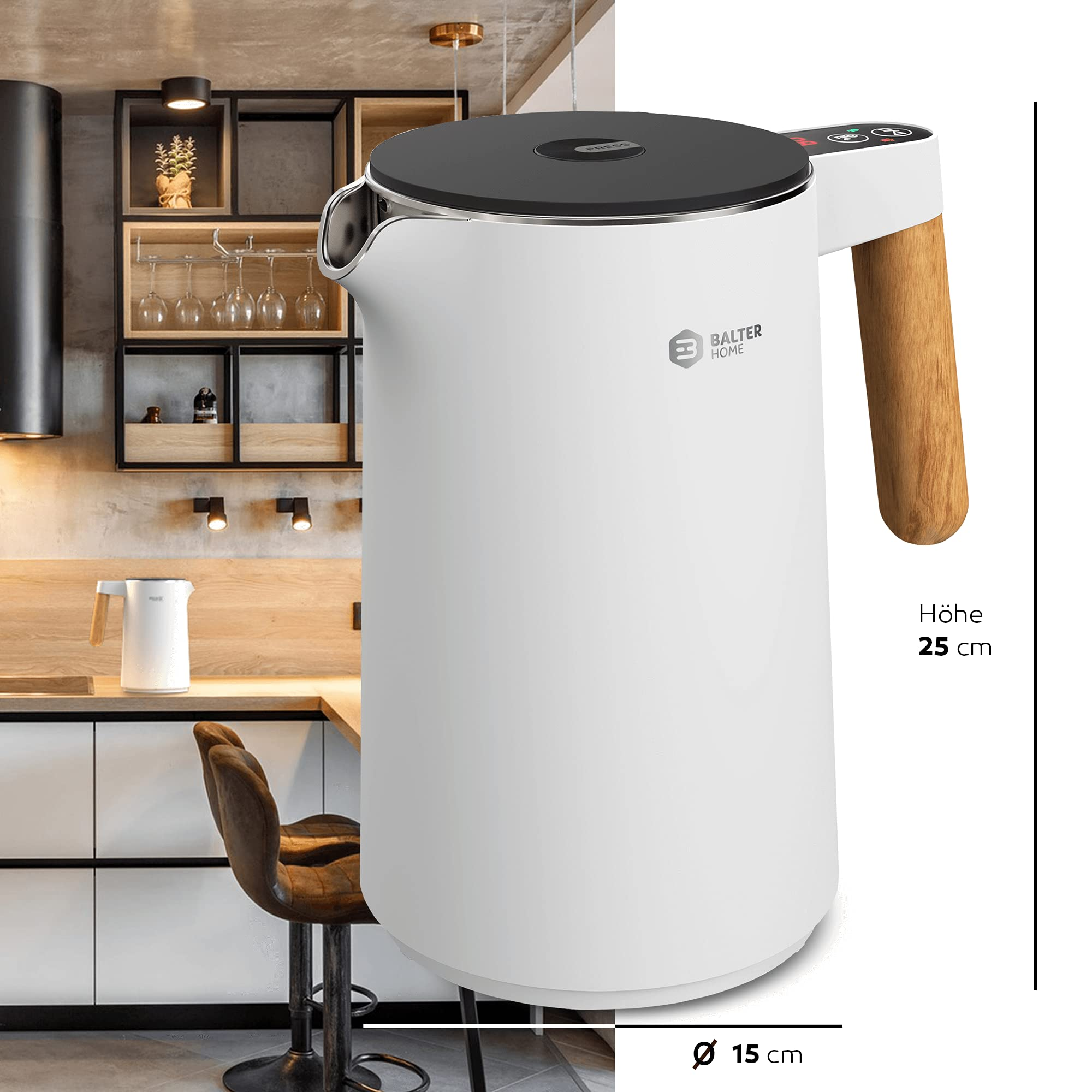 Bollitore bianco Balter Home con manico in legno e dimensioni davanti a una cucina moderna.