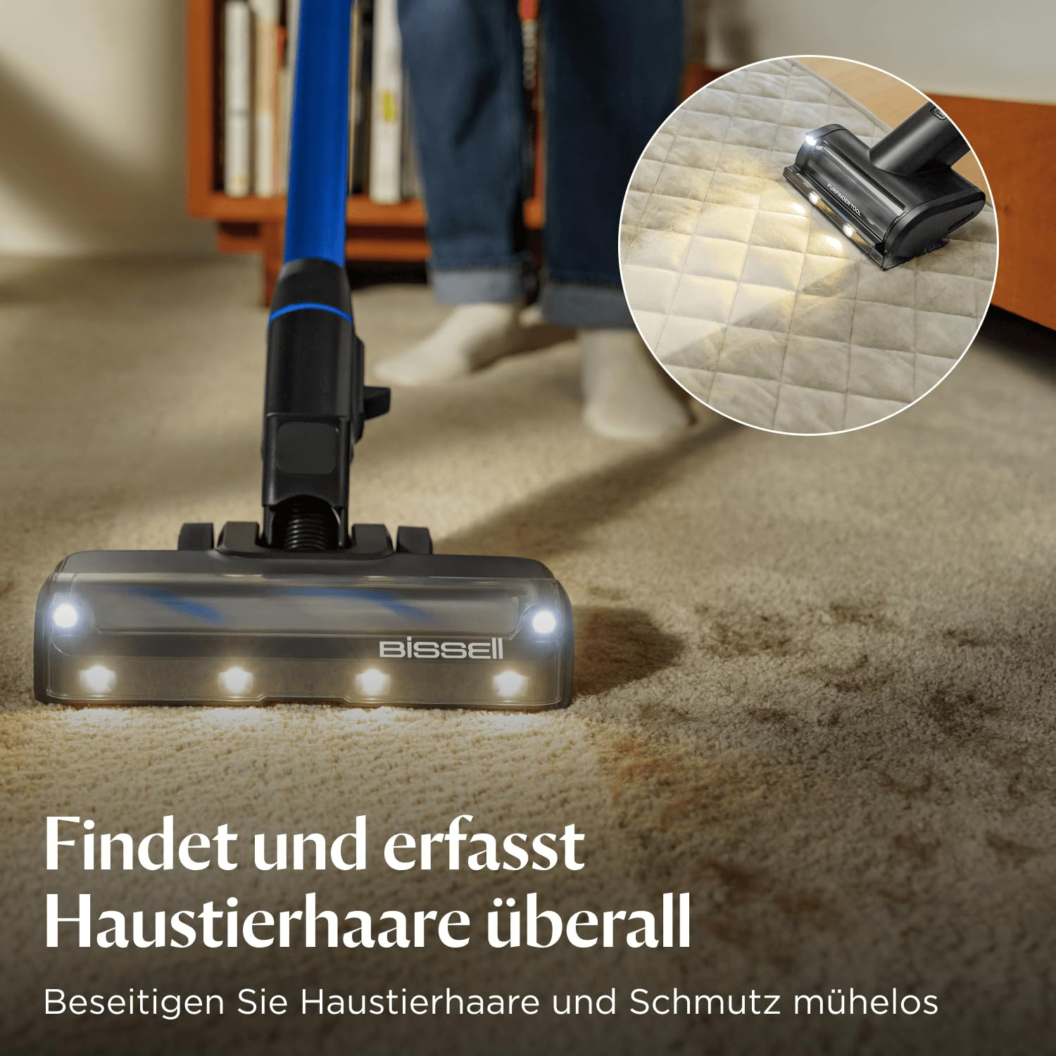 Un aspirapolvere Bissell pulisce un tappeto, con luci LED luminose sul piede.